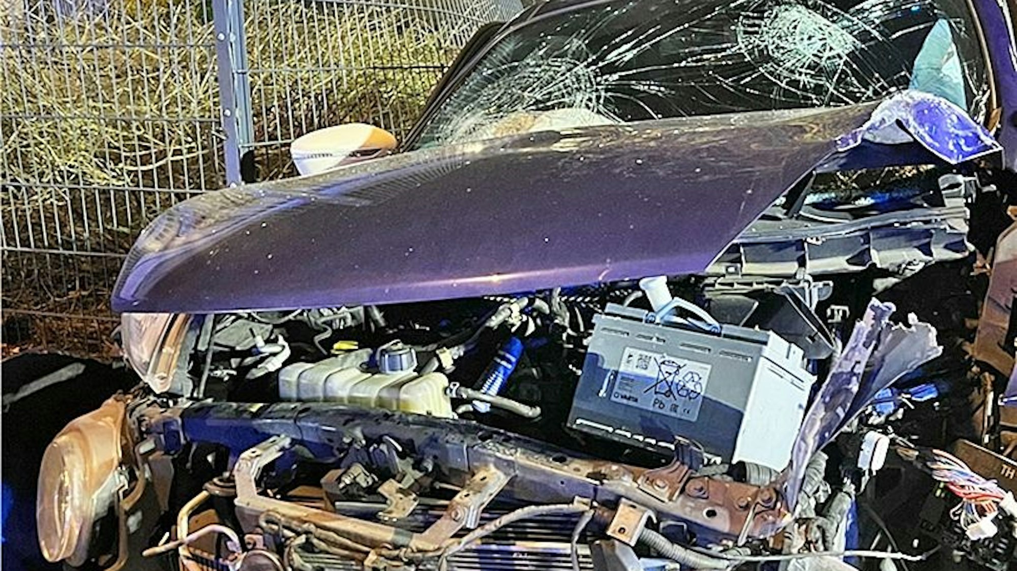 Das bei dem Unfall schwer beschädigte Auto.