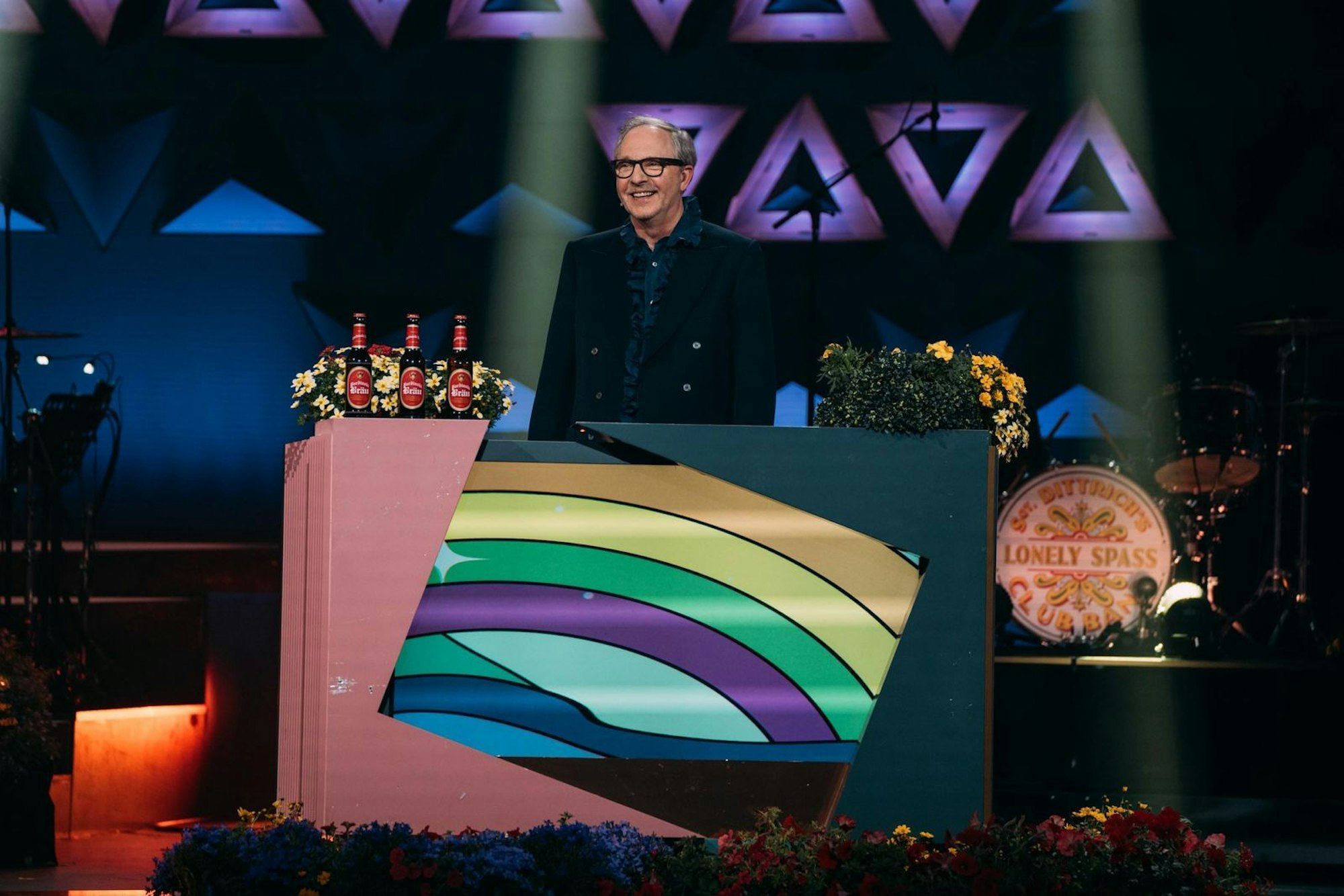 Für Aufsehen sorgt Olli Dittrich mit einer Anekdote über Popstar Falco. (Bild: Joyn / Julian Mathieu)