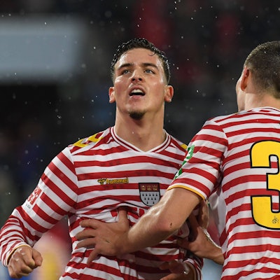 Said El Mala und Kristoffer Lund feiern nach einem Tor.