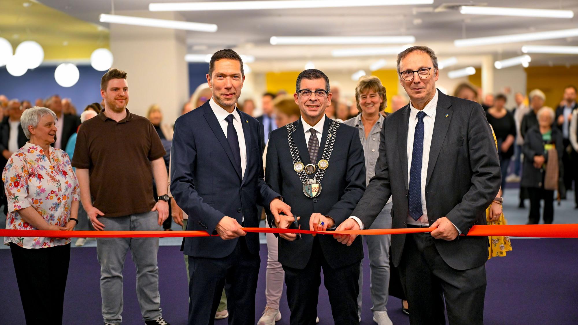 Bürgermeister Frank Helmenstein weiht an seinem letzten Arbeitstag die neue Gummersbacher Bibliothek im EKZ Bergischer Hof ein.