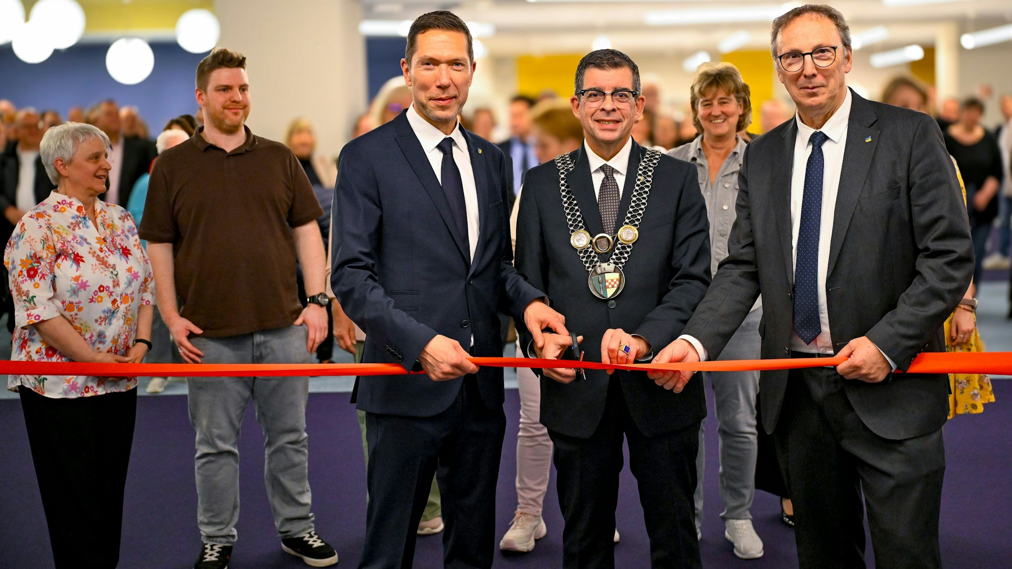 Durchtrennten das rote Band: (von links) Raoul Halding-Hoppenheit, Frank Helmenstein und Jürgen Hefner.