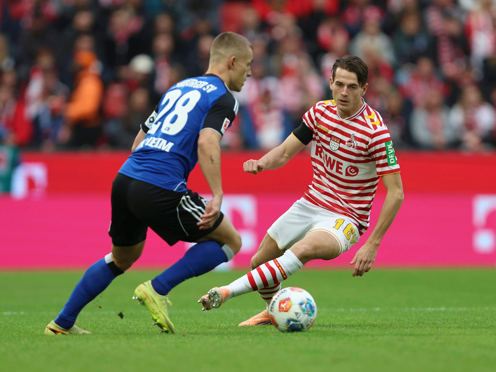 Miro Muheim und Jakub Kaminski im Zweikampf.