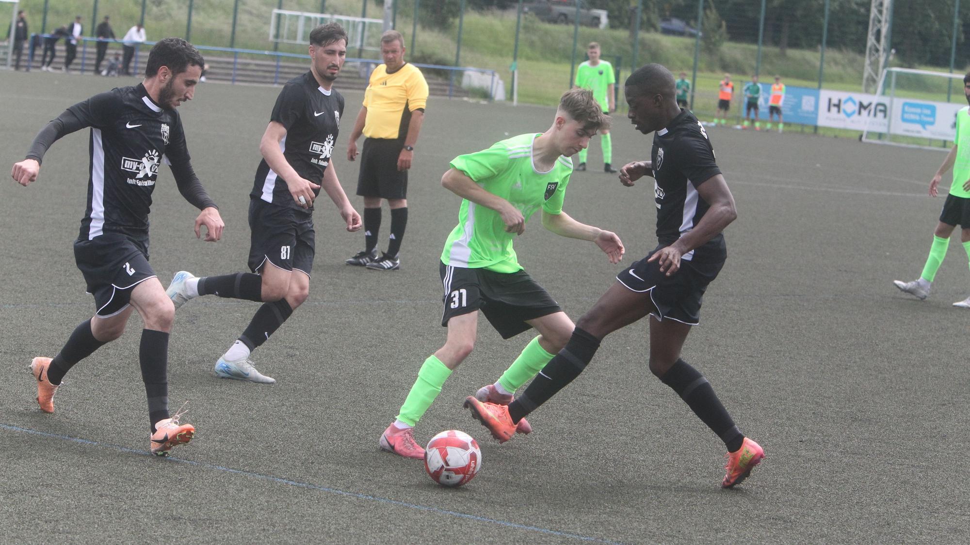 Tim Dreilich (Mitte) vom FSV Neunkirchen-Seelscheid erhielt vom Coach ein Sonderlob.