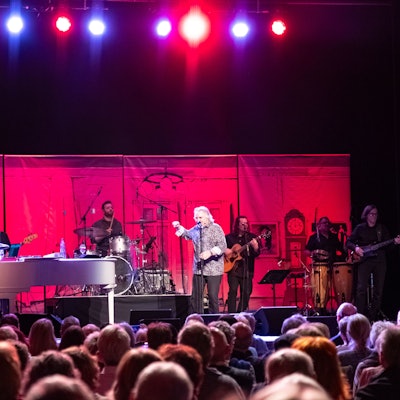 Das Foto zeigt Tommy Engel und seine Band im Bürgerhaus Bergischer Löwe in Bergisch Gladbach