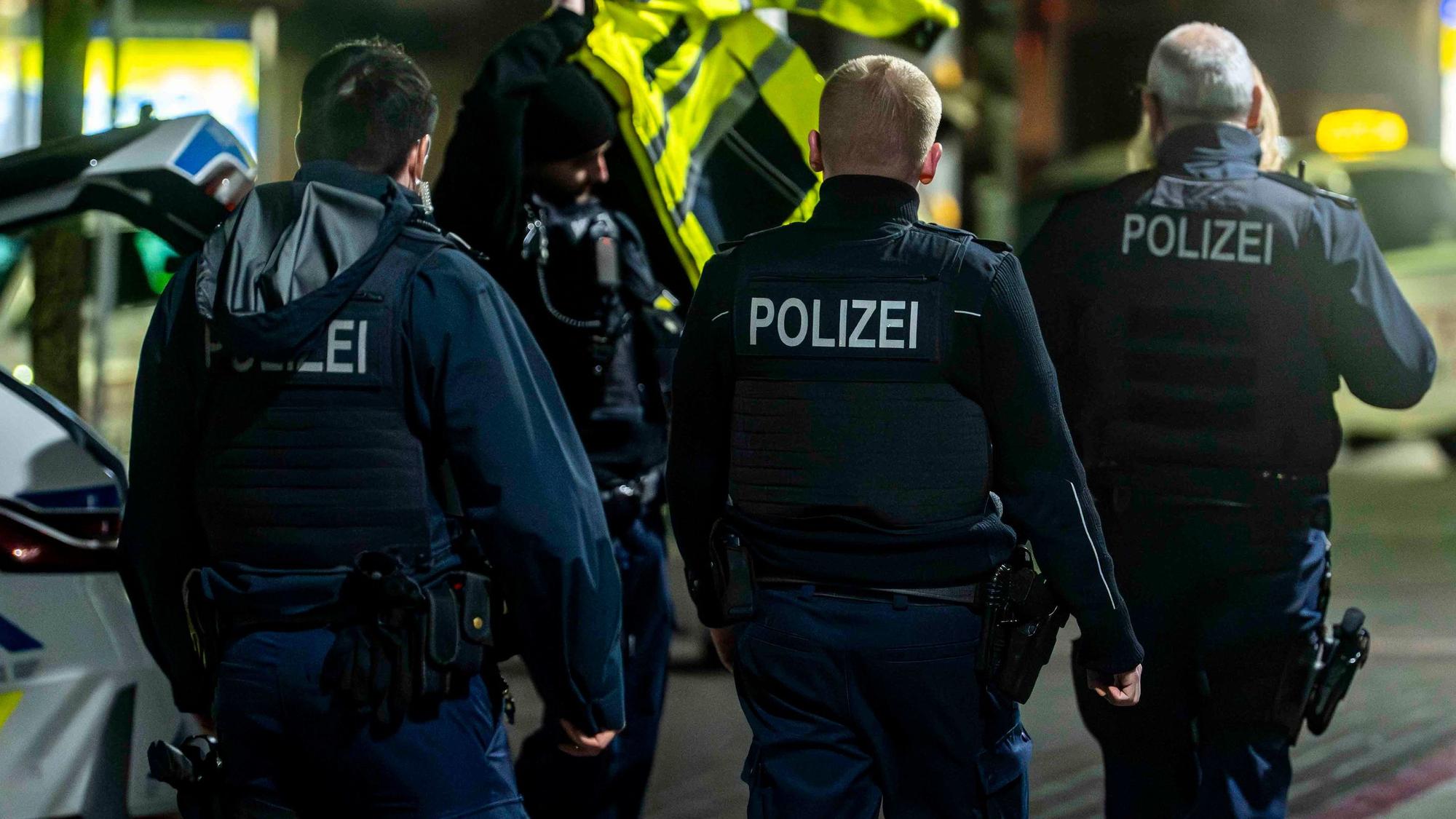 Polizeibeamte gehen bei Dunkelheit Streife in Euskirchen.