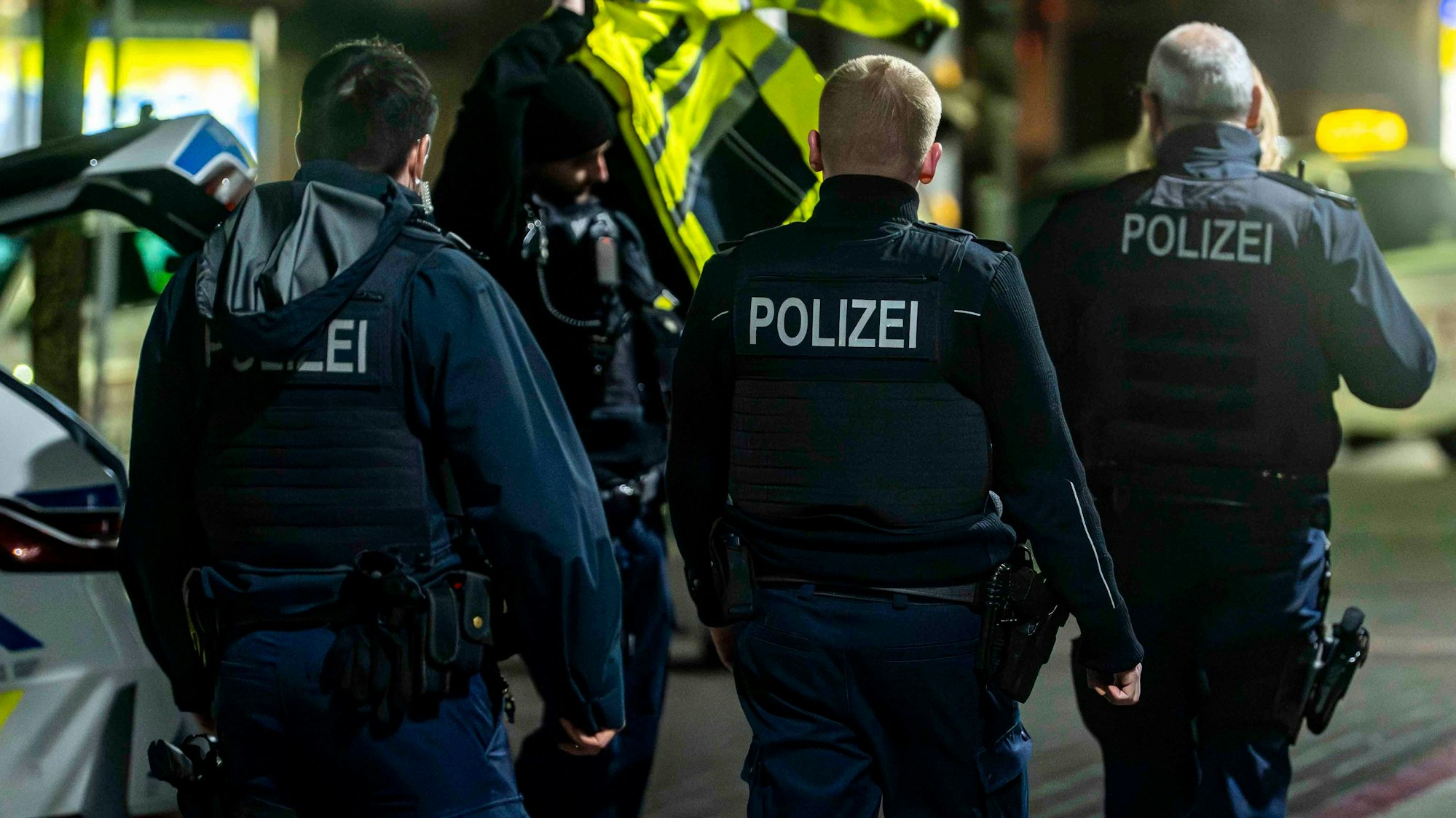 Polizeibeamte gehen bei Dunkelheit Streife in Euskirchen.