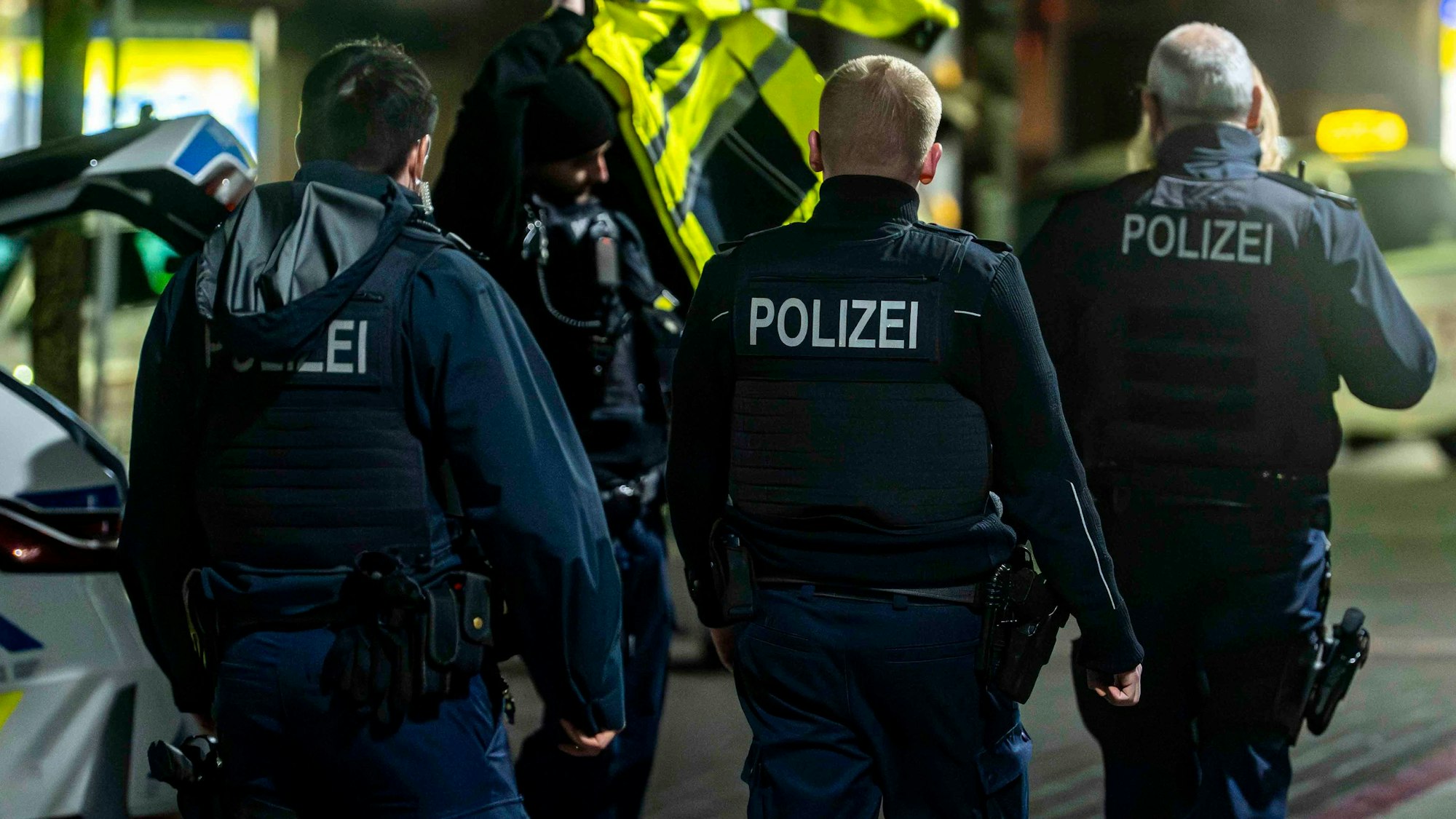 Polizeibeamte gehen bei Dunkelheit Streife in Euskirchen.