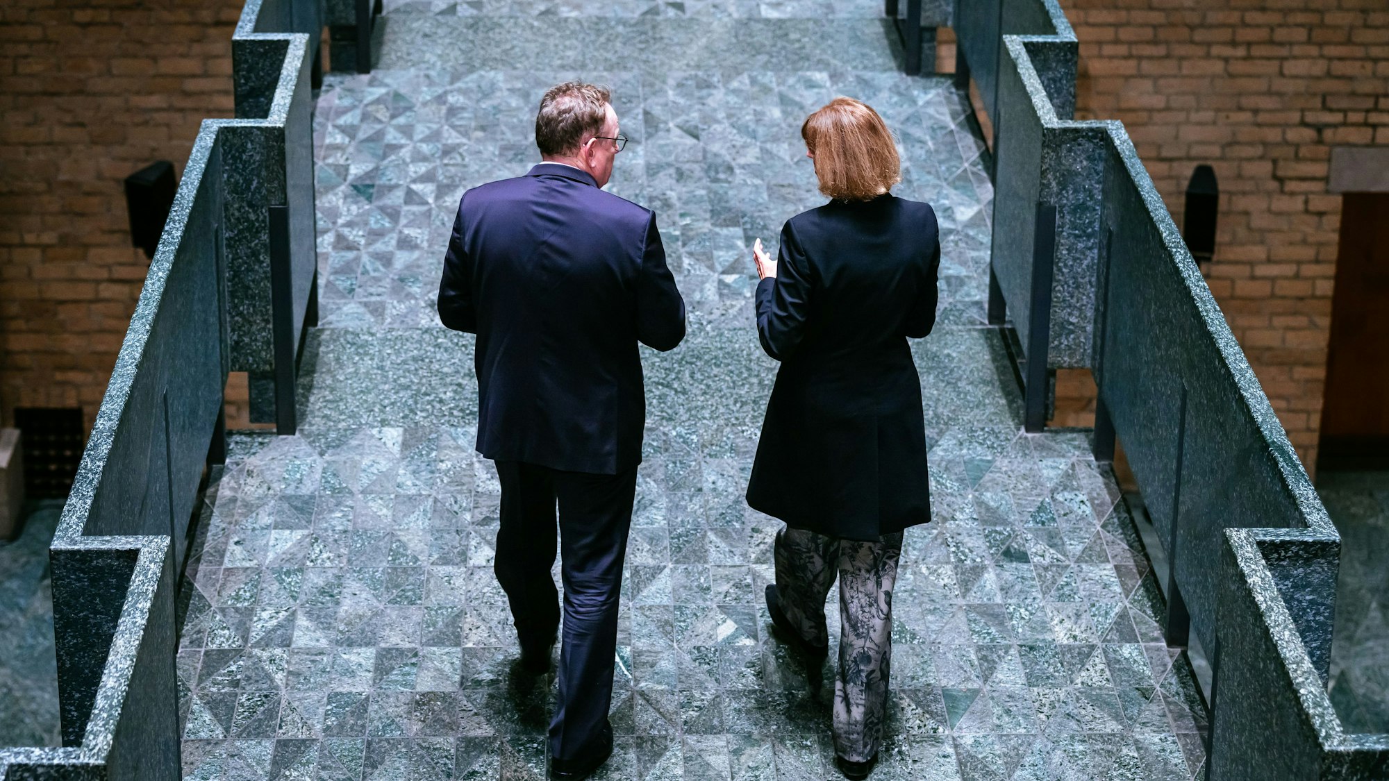 Henriette Reker sprach bei der Amtsübergabe mit Torsten Burmester.