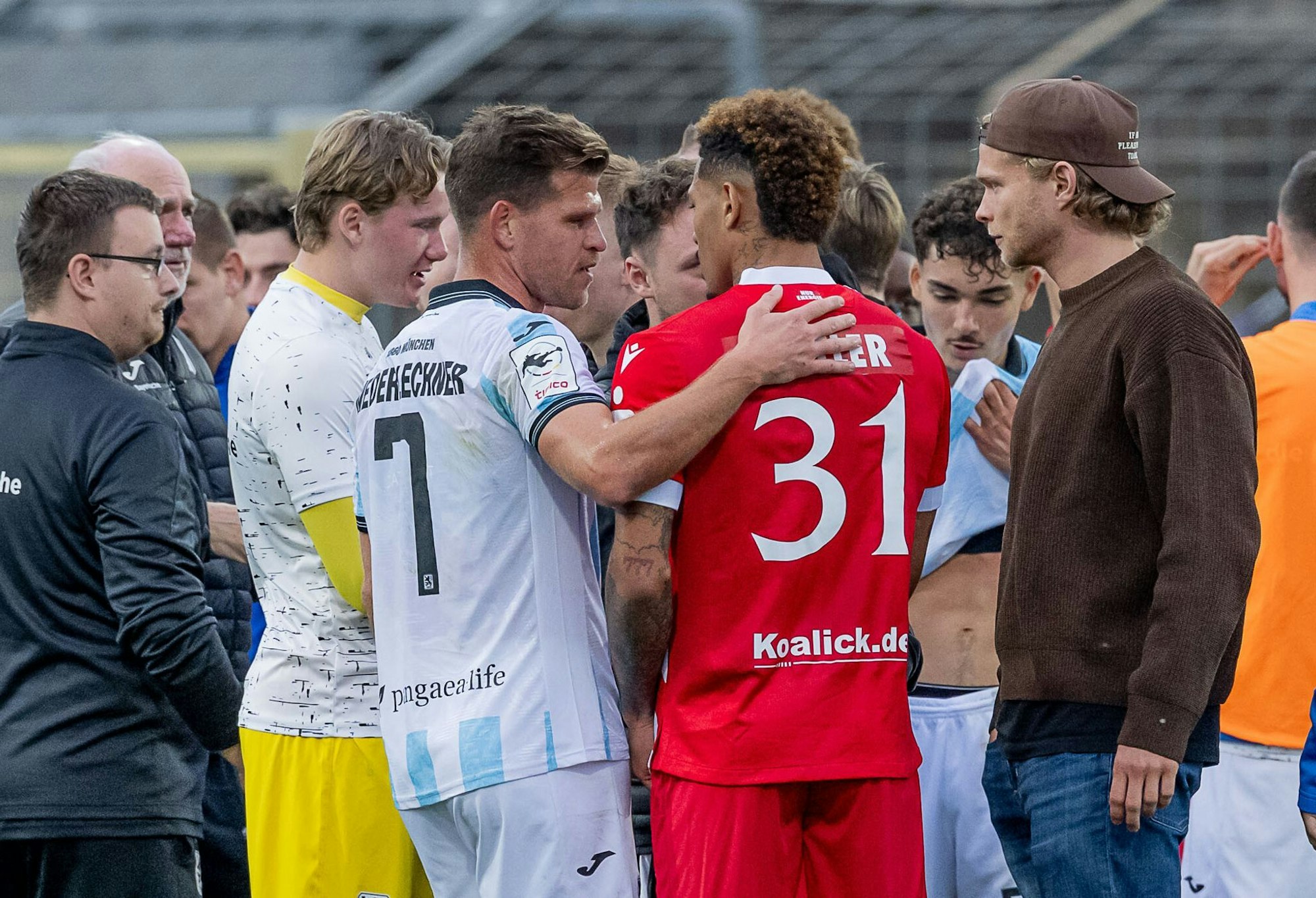 Nach dem Eklat gab es viele aufmunternde Worte für den Cottbuser Justin Butler.