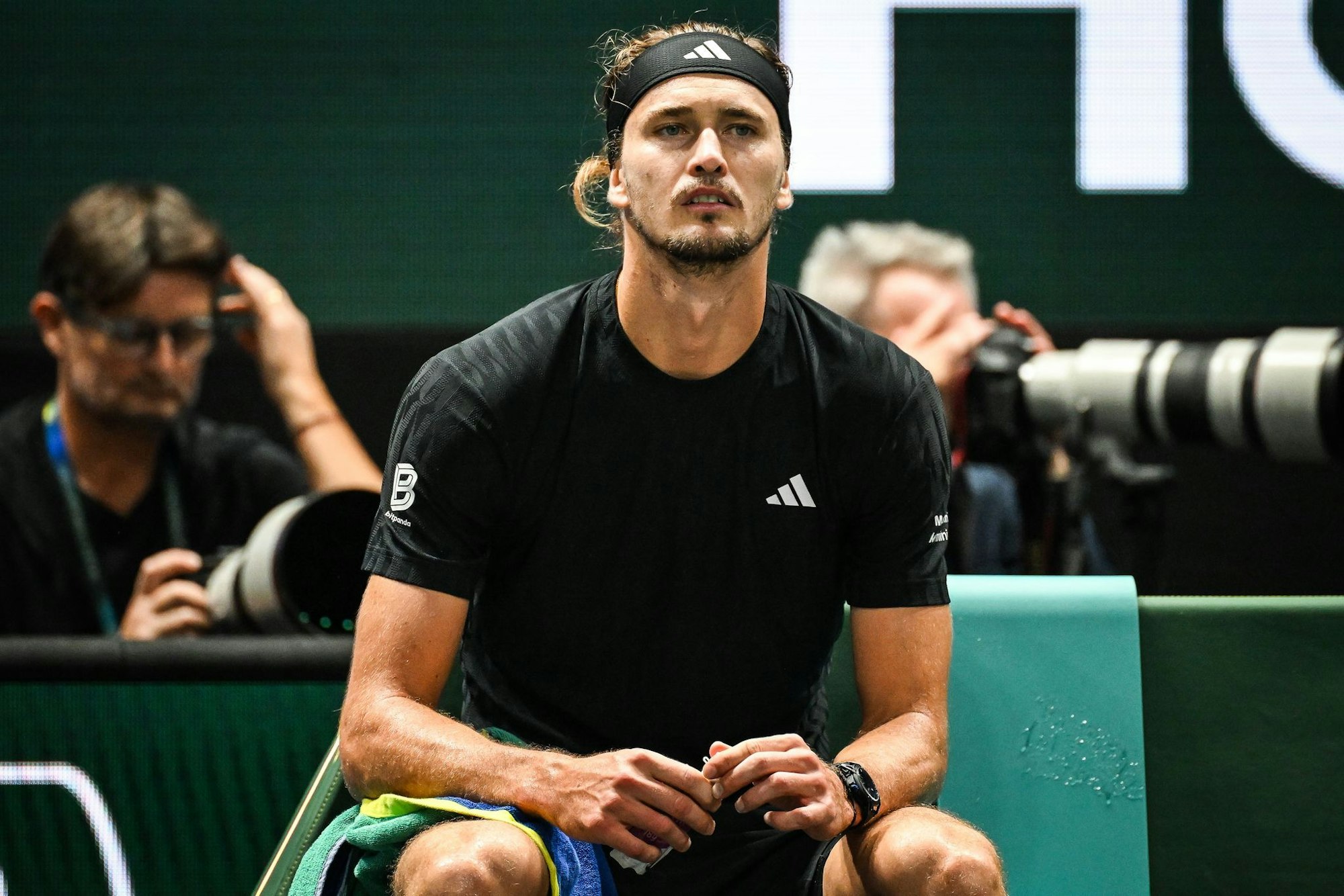 Ratlos auf dem Stuhl: Gegen Sinner steht Zverev nur 62 Minuten auf dem Platz.