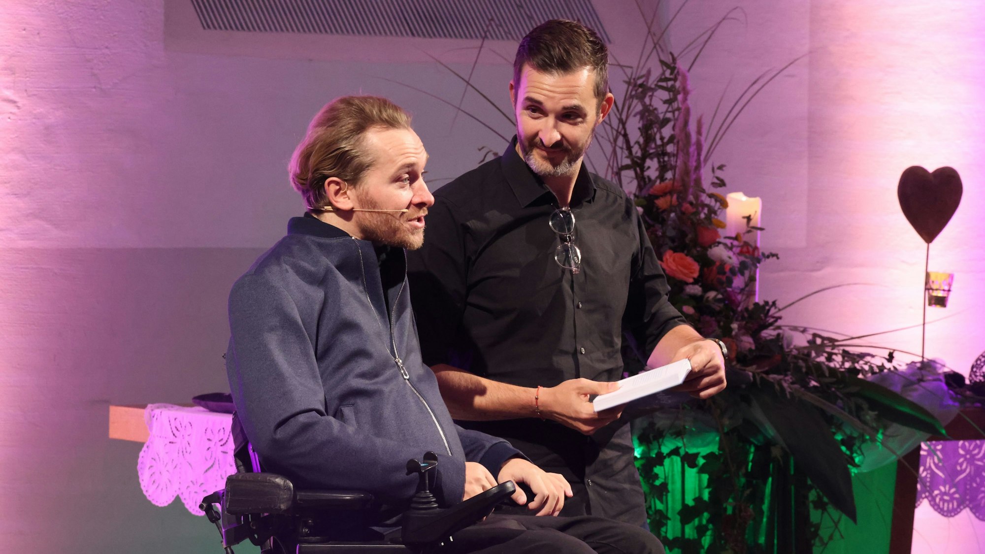 Das Bild zeigt Samuel Koch (links) mit Zuhörer Lars in Wiehl.