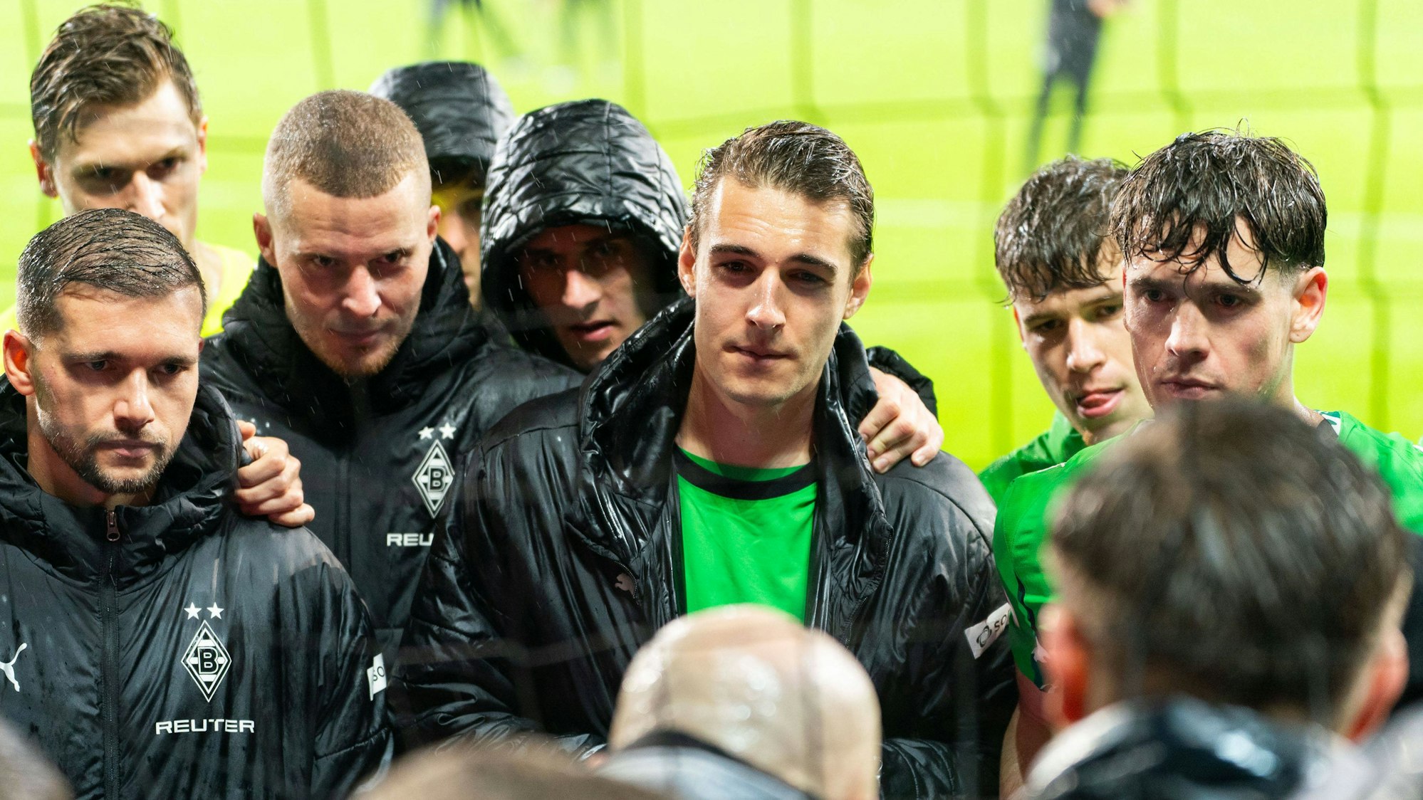 Florian Neuhaus und andere Spieler von Borussia Moenchengladbach tauschen sich nach dem Sieg gegen St. Pauli mit den Fans aus.