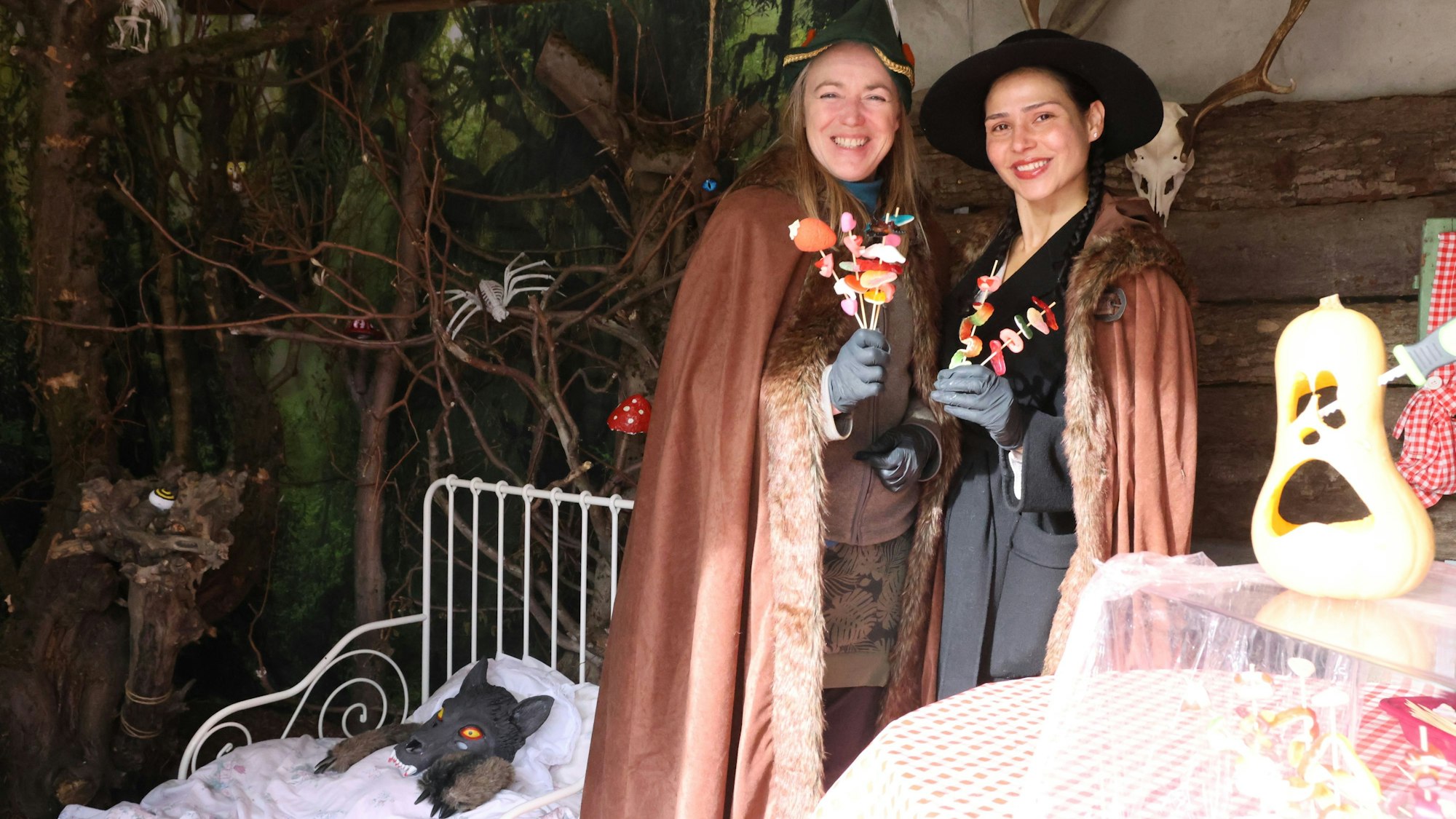 Das Bild zeigt Anne Dumount und Zeynep Saglam mit Gruselspießen.