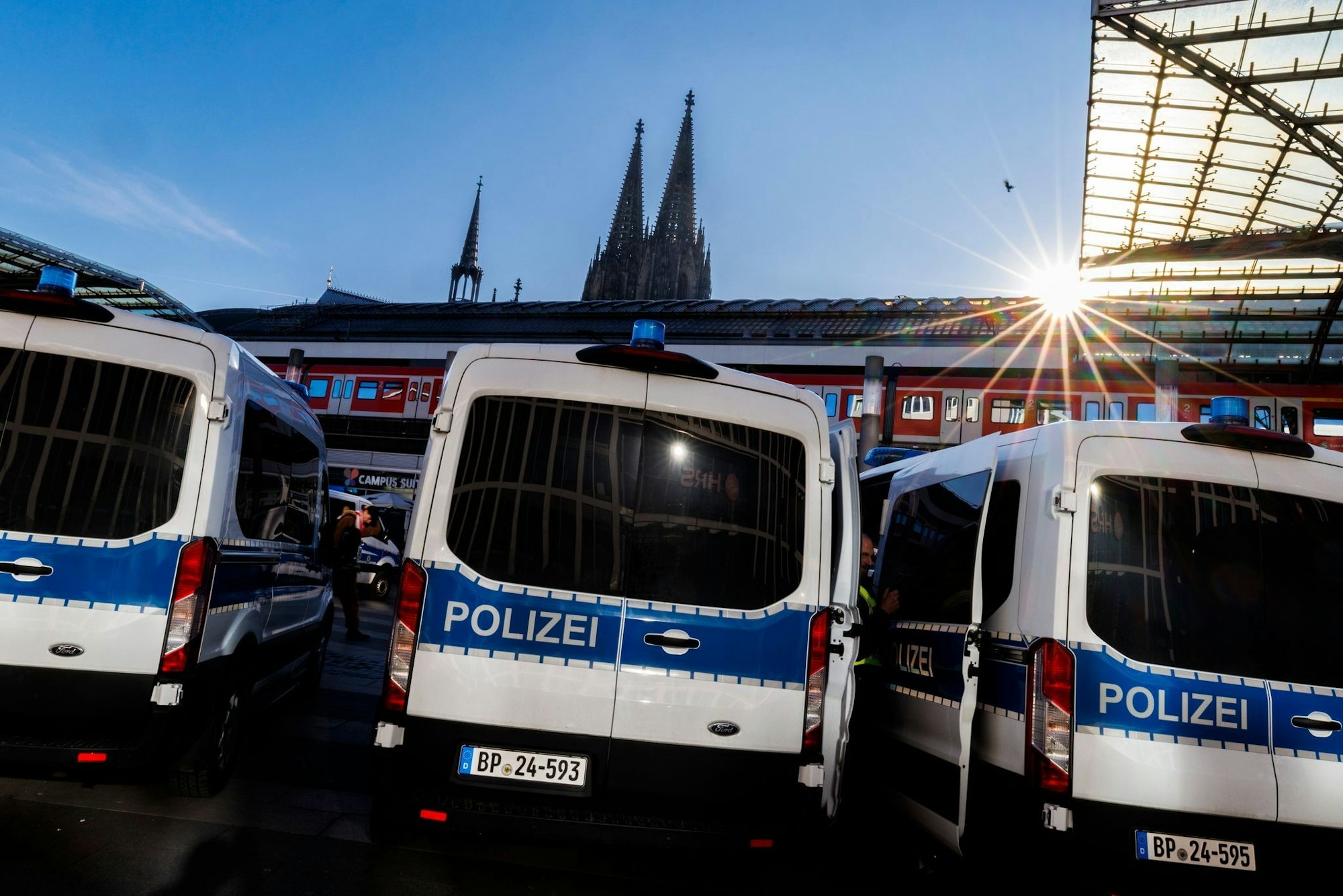 Am Kölner Bahnhof prügelten sich mehrere Fans von Schalke und Dortmund. (Archivbild)