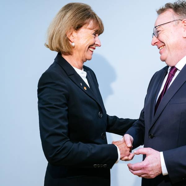 Henriette Reker übergibt die Geschäfte an den neuen Oberbürgermeister der Stadt Köln, Torsten Burmester.