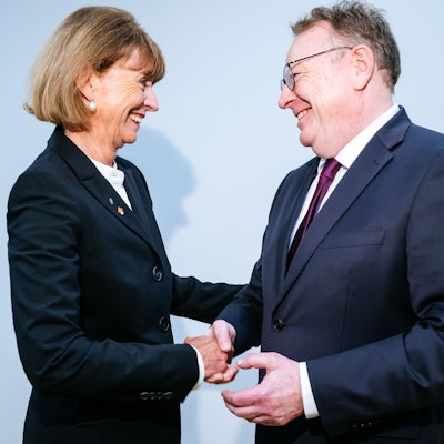 Henriette Reker übergibt die Geschäfte an den neuen Oberbürgermeister der Stadt Köln, Torsten Burmester.