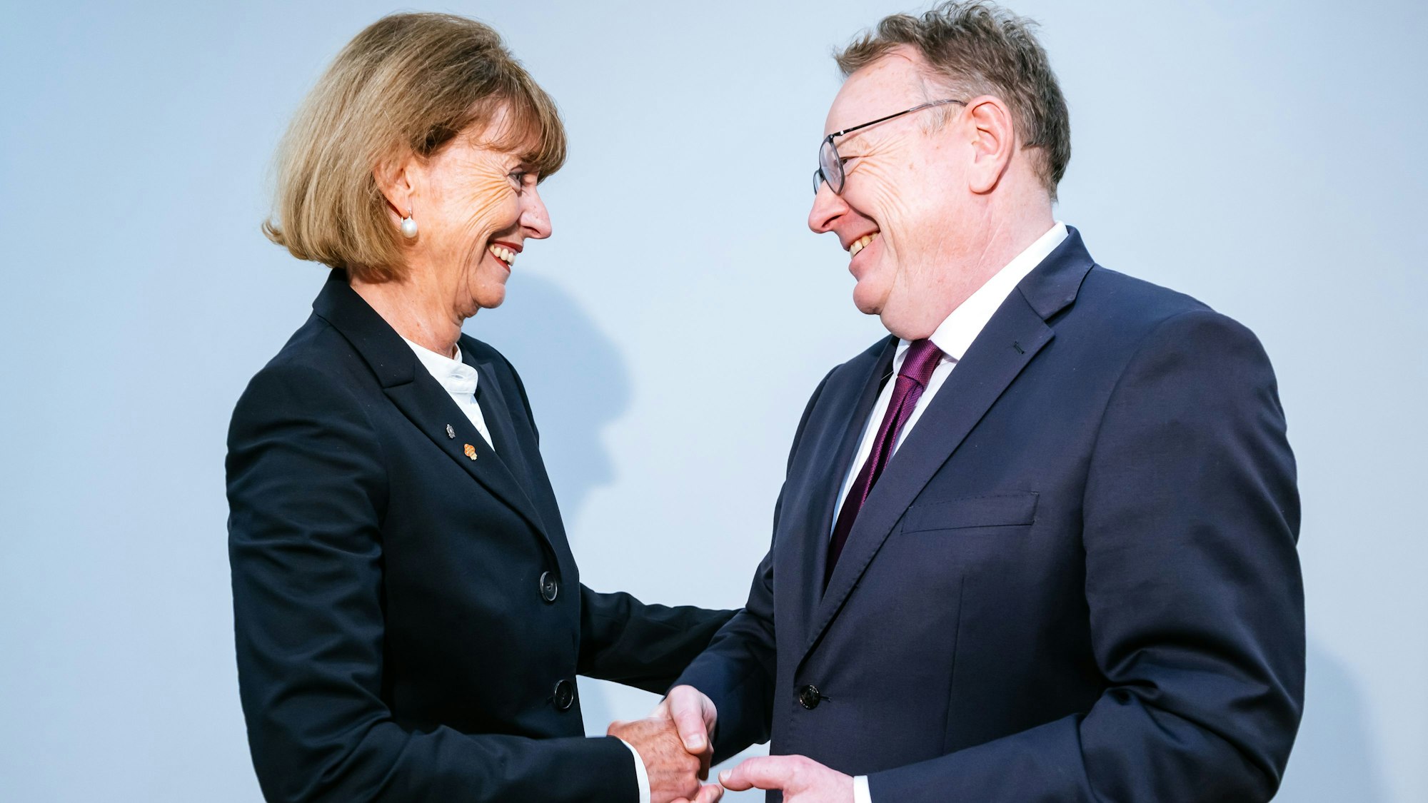 Henriette Reker übergibt die Geschäfte an den neuen Oberbürgermeister der Stadt Köln, Torsten Burmester.