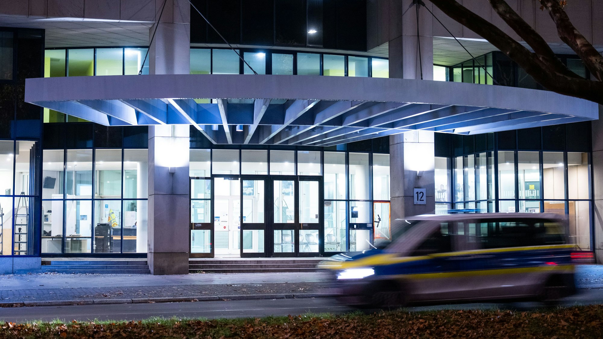 Ein Polizeiauto fährt am Bereitschaftsgericht vom Amtsgericht Tiergarten vorbei.
