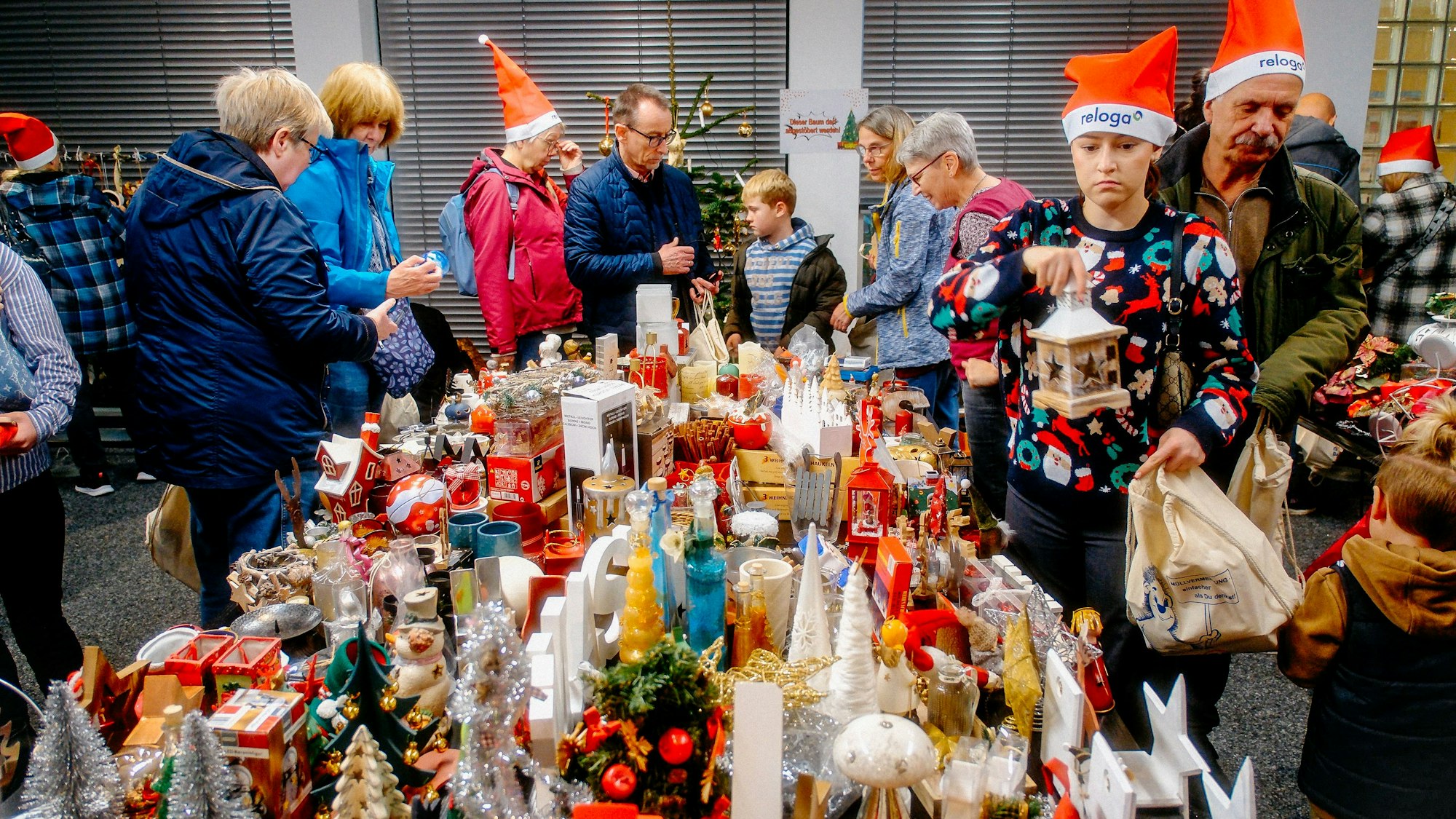 Menschen bei der Weihnachtsschmuck-Tauschbörse der Avea