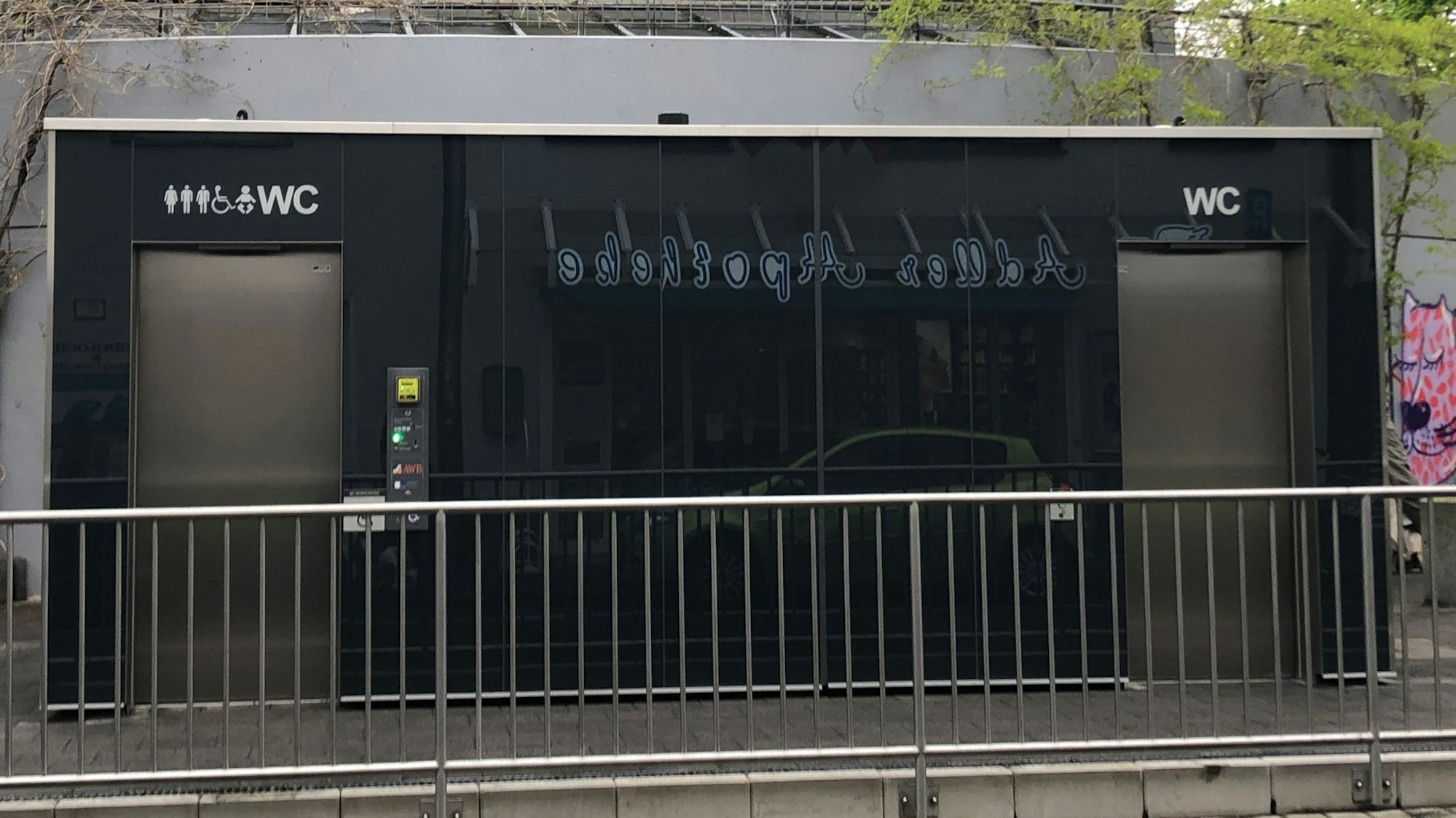 Öffentlichen Toilette am Wilhelmsplatz in Köln-Nippes.