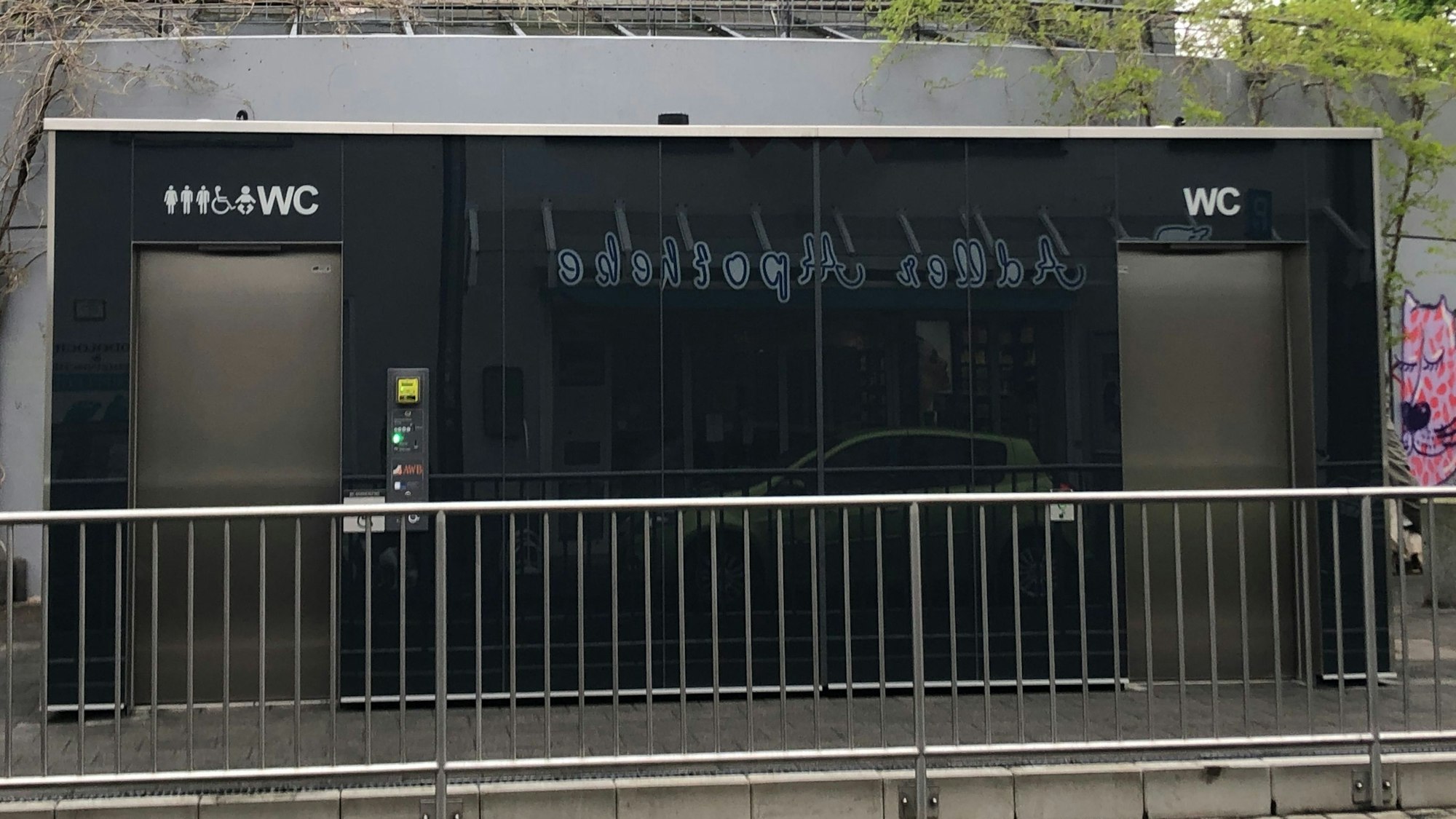 Öffentlichen Toilette am Wilhelmsplatz in Köln-Nippes.