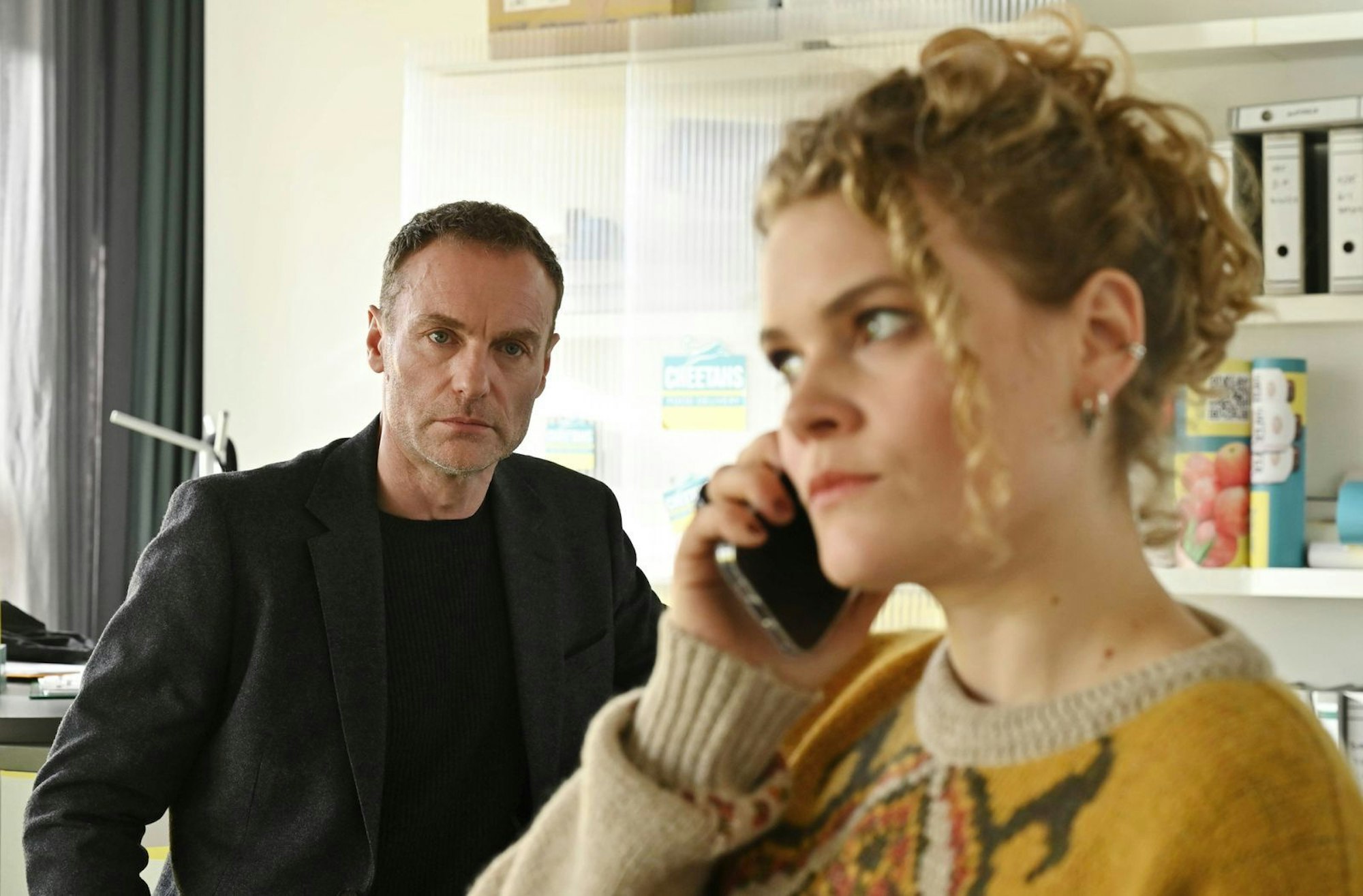 Robert Karow (Mark Waschke) befragt jene Mitarbeiterin (Leonie Krieg) des Fahrradkurierdienstes, die für die Einteilung der Rider zuständig ist.
 (Bild: rbb/Schiwago/Hardy Spitz)