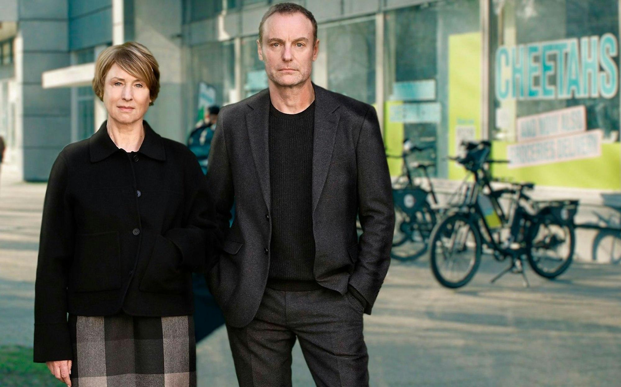 Die „Tatort“-Ermittler Susanne Bonard (Corinna Harfouch) und Robert Karow (Mark Waschke) suchen die Zentrale des Fahrradkurierdienstes „Cheetahs“ auf. (Bild: rbb/Schiwago/Hardy Spitz)