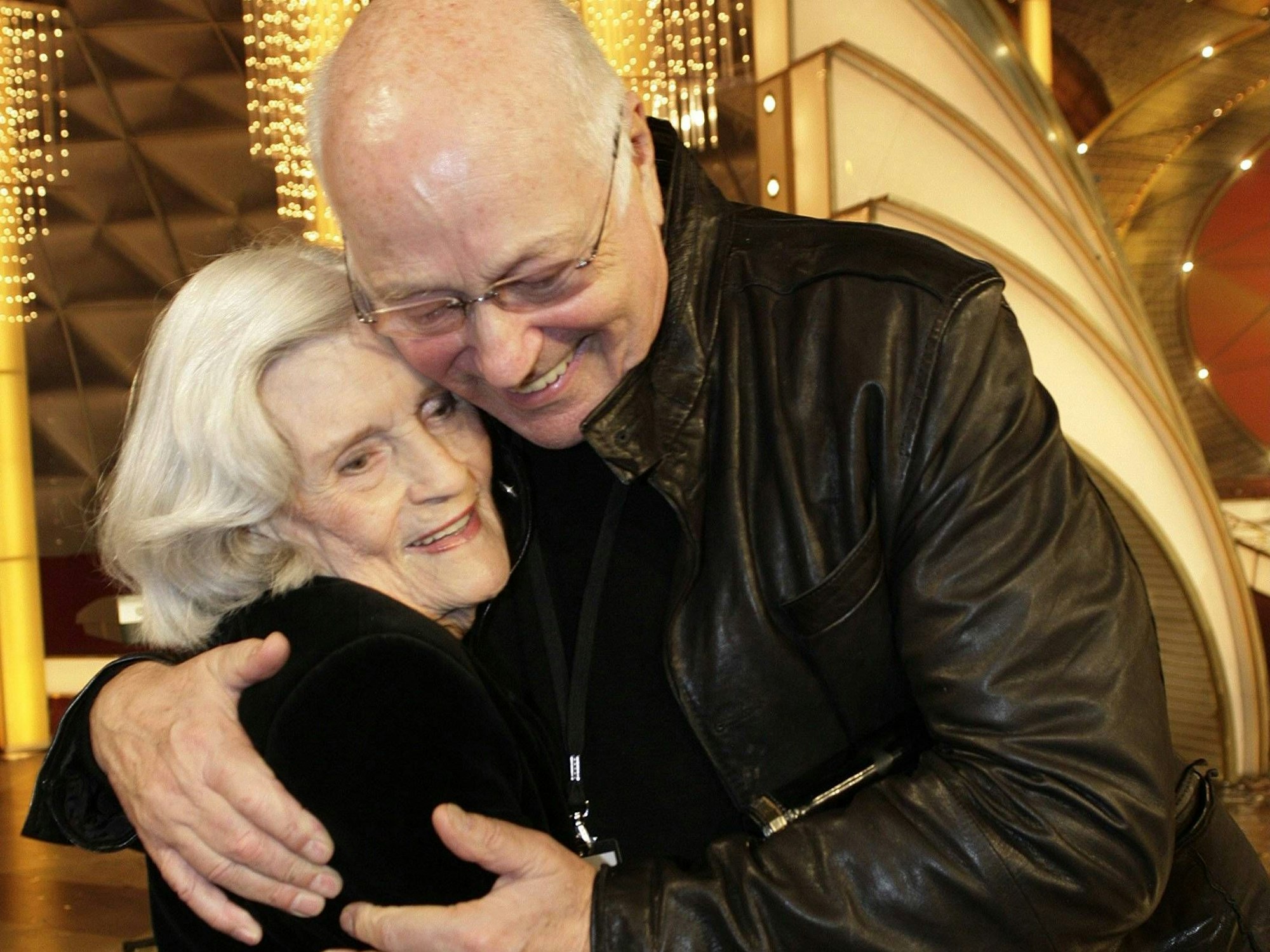 Beatrice, die Mutter von Howard Carpendale mit dem Manager von H. Carpendale, Dieter Weidenfeld, bei Willkommen bei Carmen Nebel in der Baden Arena in Offenburg.