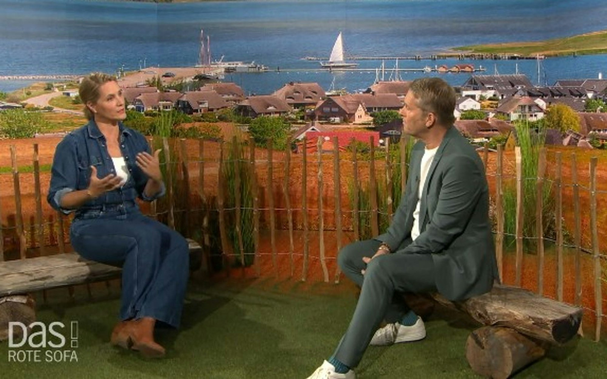 Bei „DAS! Rote Sofa“ unterhielt sich Judith Rakers mit Moderator Hinnerk Baumgarten. (Bild: NDR)