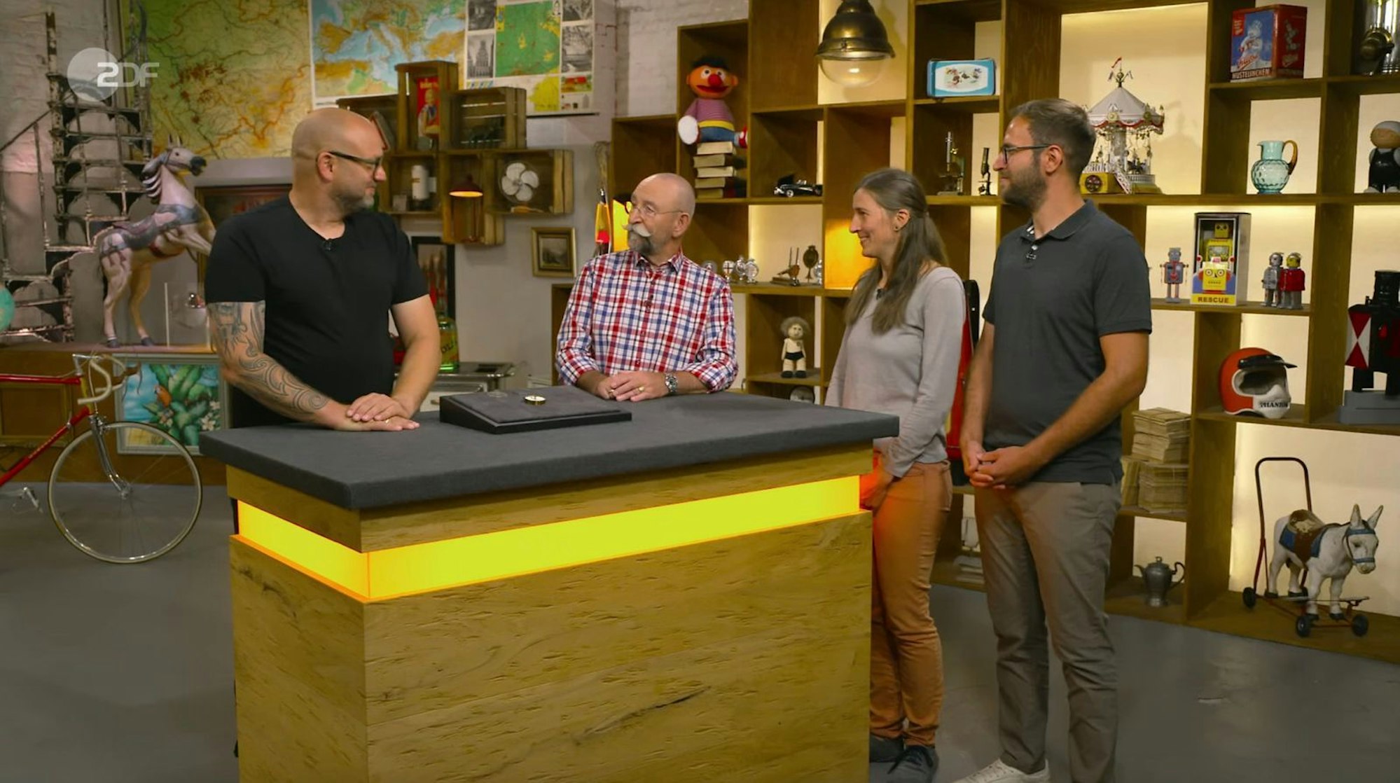 Die Geschwister Hanna und Daniel aus Sigmaringen brachten ein sogenanntes Expositions-Messgerät mit. (Bild: ZDF)