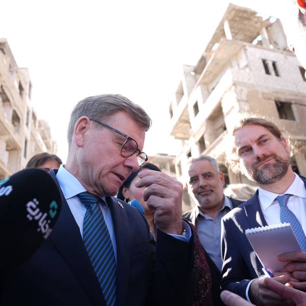 Johann Wadephul (M., CDU) während seines Besuchs eines humanitären Projekts in Harasta in Syrien (Bild vom 30. Oktober).