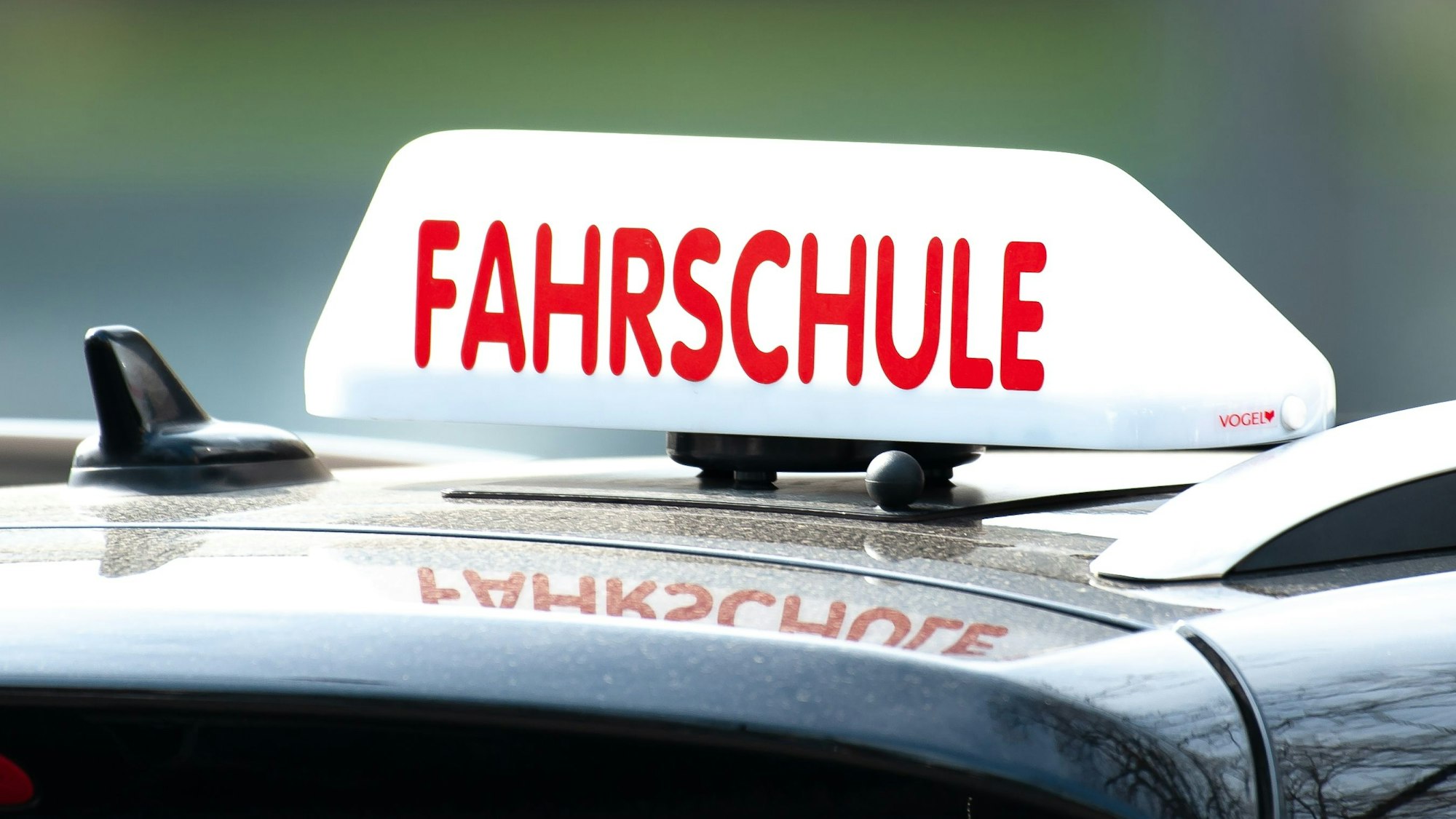 ARCHIV - 13.04.2018, NA, Göttingen: Ein Schild mit der Aufschrift «Fahrschule» ist auf einem Fahrschulauto befestigt. (zu dpa: «Deutlich höhere Kosten für Führerschein in Sachsen-Anhalt») Foto: Swen Pförtner/dpa +++ dpa-Bildfunk +++