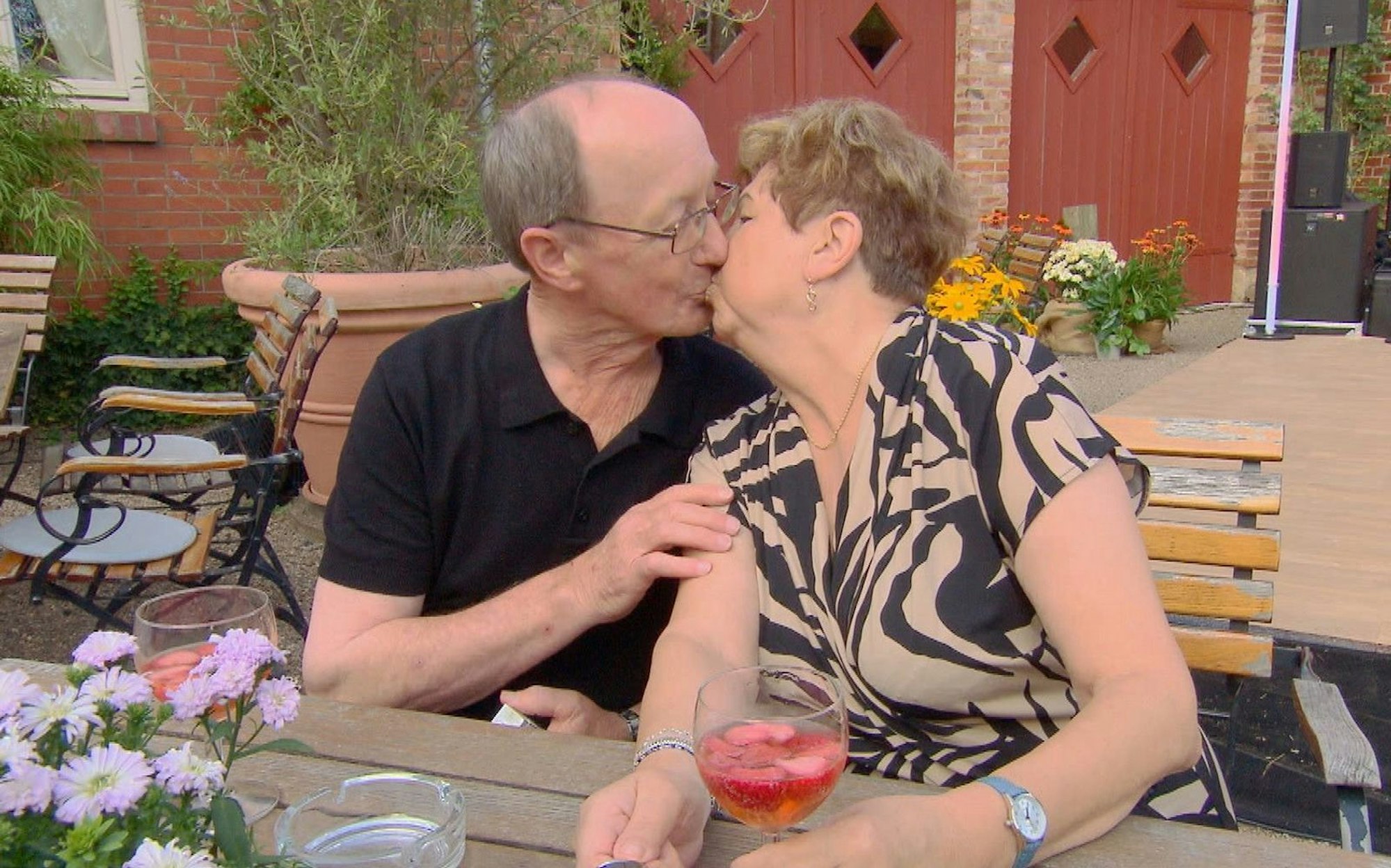 Bauer Walter (73) geht mit seiner Hofdame Katharina direkt auf Tuchfühlung. (Bild: RTL)