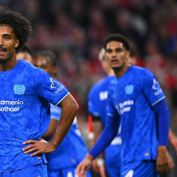 01.11.2025, Bayern, München: Fußball, Bundesliga, FC Bayern München - Bayer Leverkusen, Spieltag 9, Allianz Arena, Loïc Badé (Bayer Leverkusen) steht enttäuscht auf dem Platz. WICHTIGER HINWEIS: Gemäß den Vorgaben der DFL Deutsche Fußball Liga bzw. des DFB Deutscher Fußball-Bund ist es untersagt, in dem Stadion und/oder vom Spiel angefertigte Fotoaufnahmen in Form von Sequenzbildern und/oder videoähnlichen Fotostrecken zu verwerten bzw. verwerten zu lassen. Foto: Tom Weller/dpa +++ dpa-Bildfunk +++