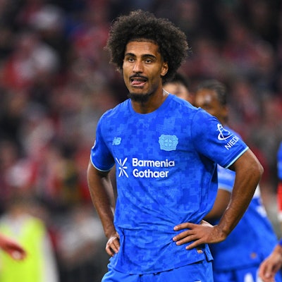 01.11.2025, Bayern, München: Fußball, Bundesliga, FC Bayern München - Bayer Leverkusen, Spieltag 9, Allianz Arena, Loïc Badé (Bayer Leverkusen) steht enttäuscht auf dem Platz. WICHTIGER HINWEIS: Gemäß den Vorgaben der DFL Deutsche Fußball Liga bzw. des DFB Deutscher Fußball-Bund ist es untersagt, in dem Stadion und/oder vom Spiel angefertigte Fotoaufnahmen in Form von Sequenzbildern und/oder videoähnlichen Fotostrecken zu verwerten bzw. verwerten zu lassen. Foto: Tom Weller/dpa +++ dpa-Bildfunk +++