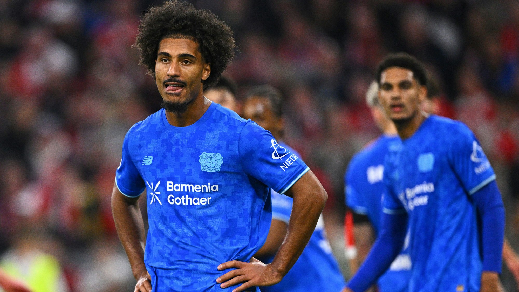 01.11.2025, Bayern, München: Fußball, Bundesliga, FC Bayern München - Bayer Leverkusen, Spieltag 9, Allianz Arena, Loïc Badé (Bayer Leverkusen) steht enttäuscht auf dem Platz. WICHTIGER HINWEIS: Gemäß den Vorgaben der DFL Deutsche Fußball Liga bzw. des DFB Deutscher Fußball-Bund ist es untersagt, in dem Stadion und/oder vom Spiel angefertigte Fotoaufnahmen in Form von Sequenzbildern und/oder videoähnlichen Fotostrecken zu verwerten bzw. verwerten zu lassen. Foto: Tom Weller/dpa +++ dpa-Bildfunk +++