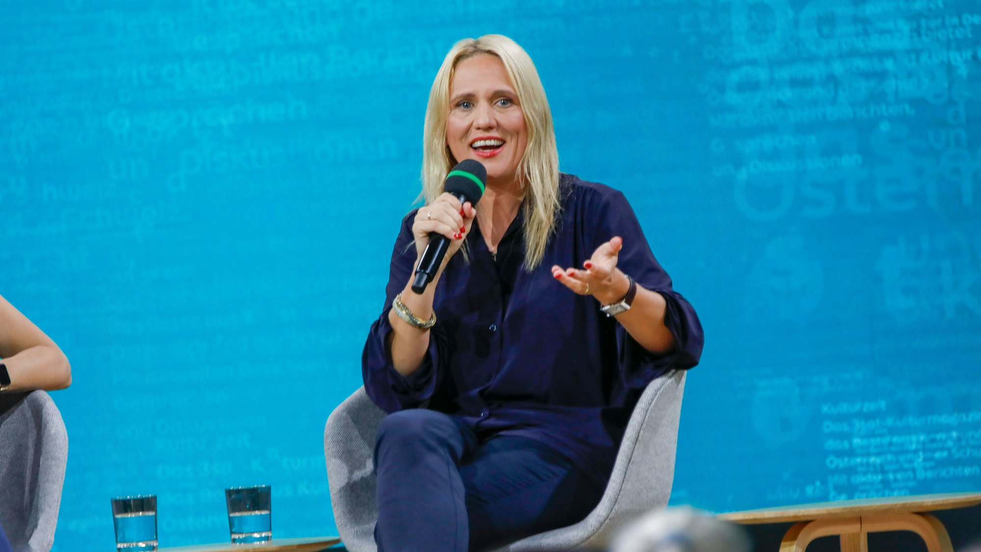 Das Bild zeigt Elisa Hoven bei einem Podiumsauftritt während der Frankfurter Buchmesse 2025. Foto: xMatthiasxGränzdörferx / IMAGO