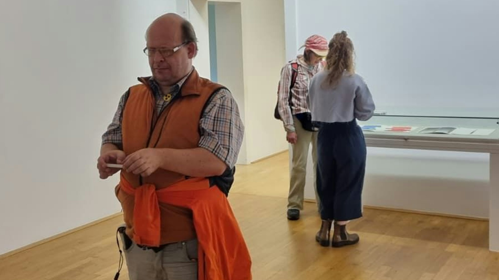 Ein sehbehinderter Mann steht in einem Kunstmuseum.