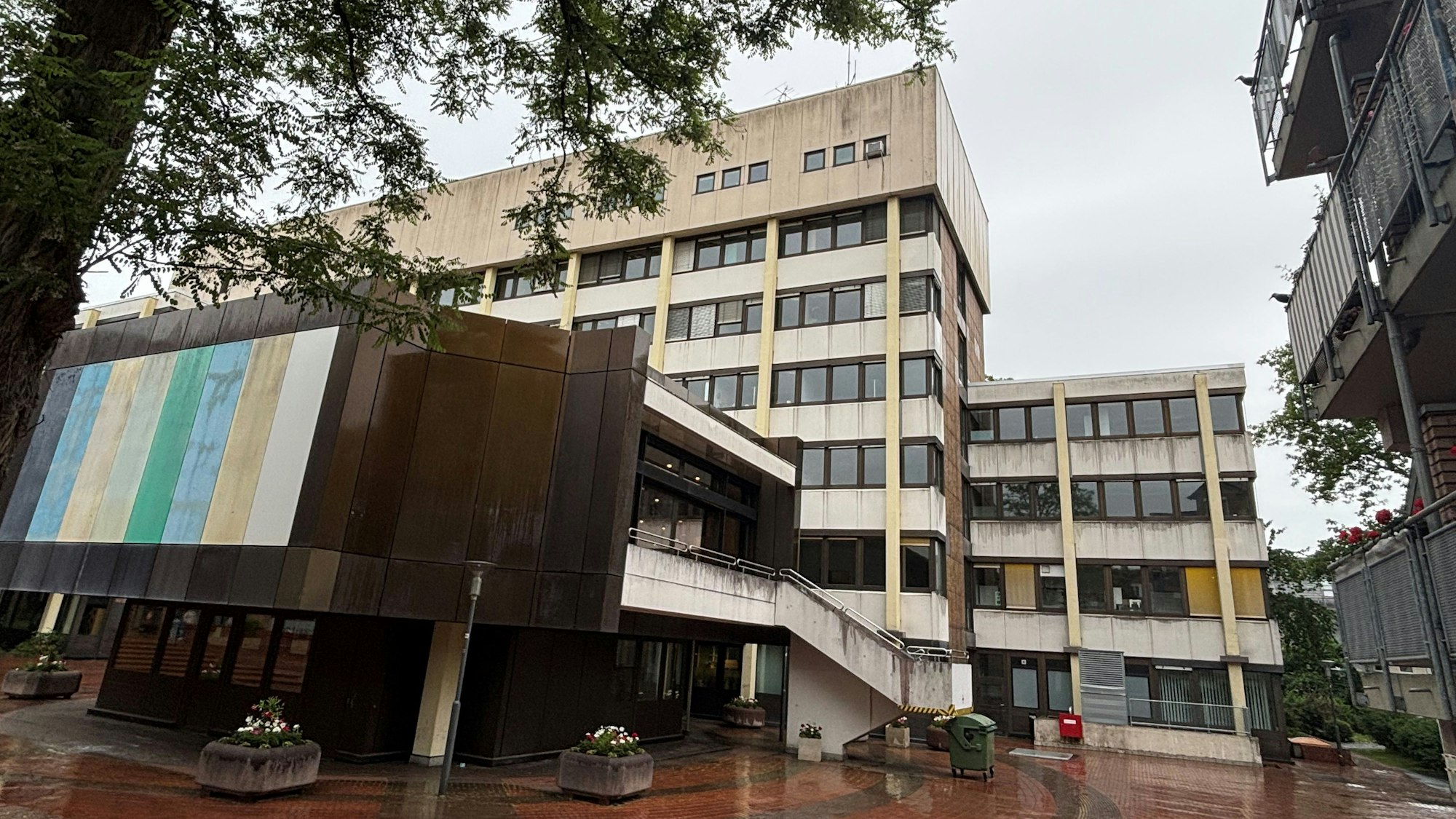 Auf dem Bild ist das Gebäude des Frechener Rathauses zu sehen.