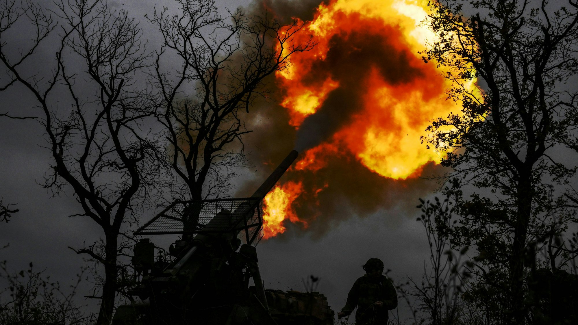 Eine Aufnahme einer russischen Staatsagentur zeigt russische Truppen, die auf ukrainische Stellung nahe der ostukrainischen Stadt Pokrowsk feuern. In der Stadt kommt es zu schweren Gefechten. (Archivbild)