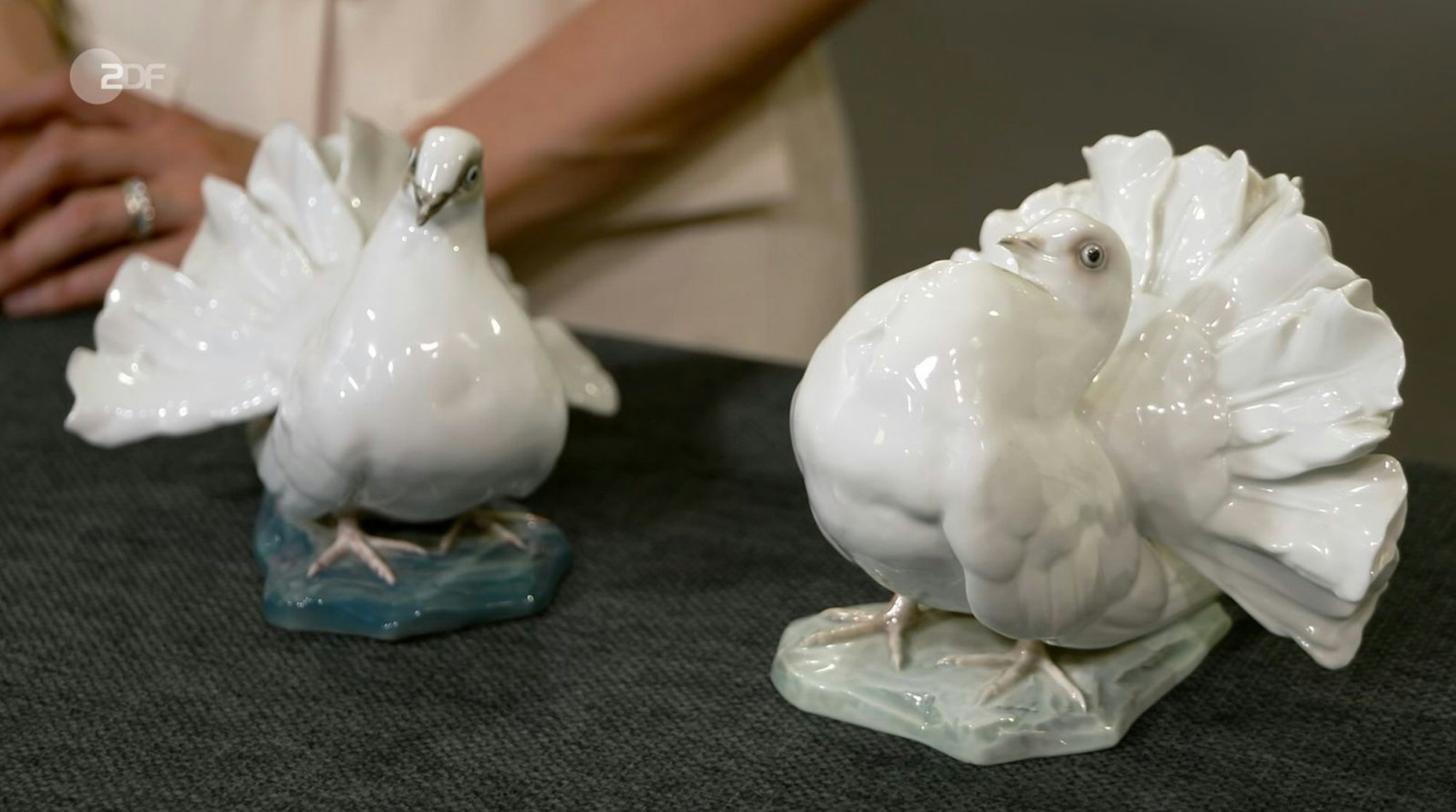 Zwei Tauben aus Porzellan stammten laut Bianca Berding von dem deutschen Porzellanbildner Fritz Heidenreich. (Bild: ZDF)