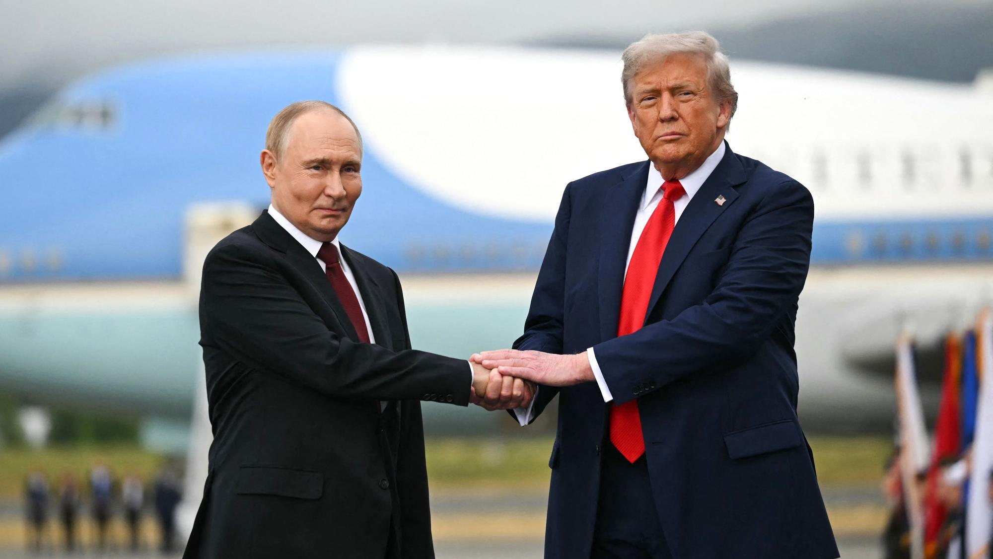 Kremlchef Wladimir Putin zusammen mit US-Präsident Donald Trump vergangenen August in Alaska. (Archivbild)