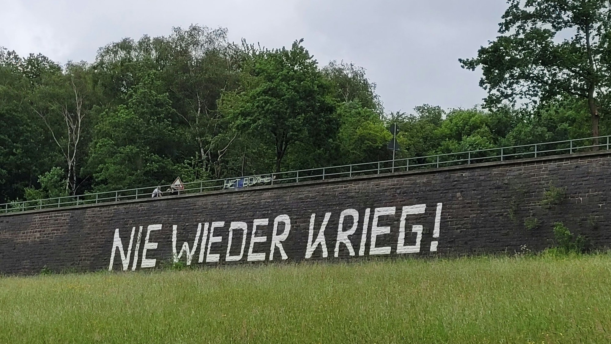 Die „Friedensmauer“ in Waldbröl hat in den 1980er Jahren ihre Aufschrift und damit auch ihren Namen erhalten. Am Donnerstag (6. November 2025) steht sie im Mittelpunkt einer Aktion von Kindern und Jugendlichen.