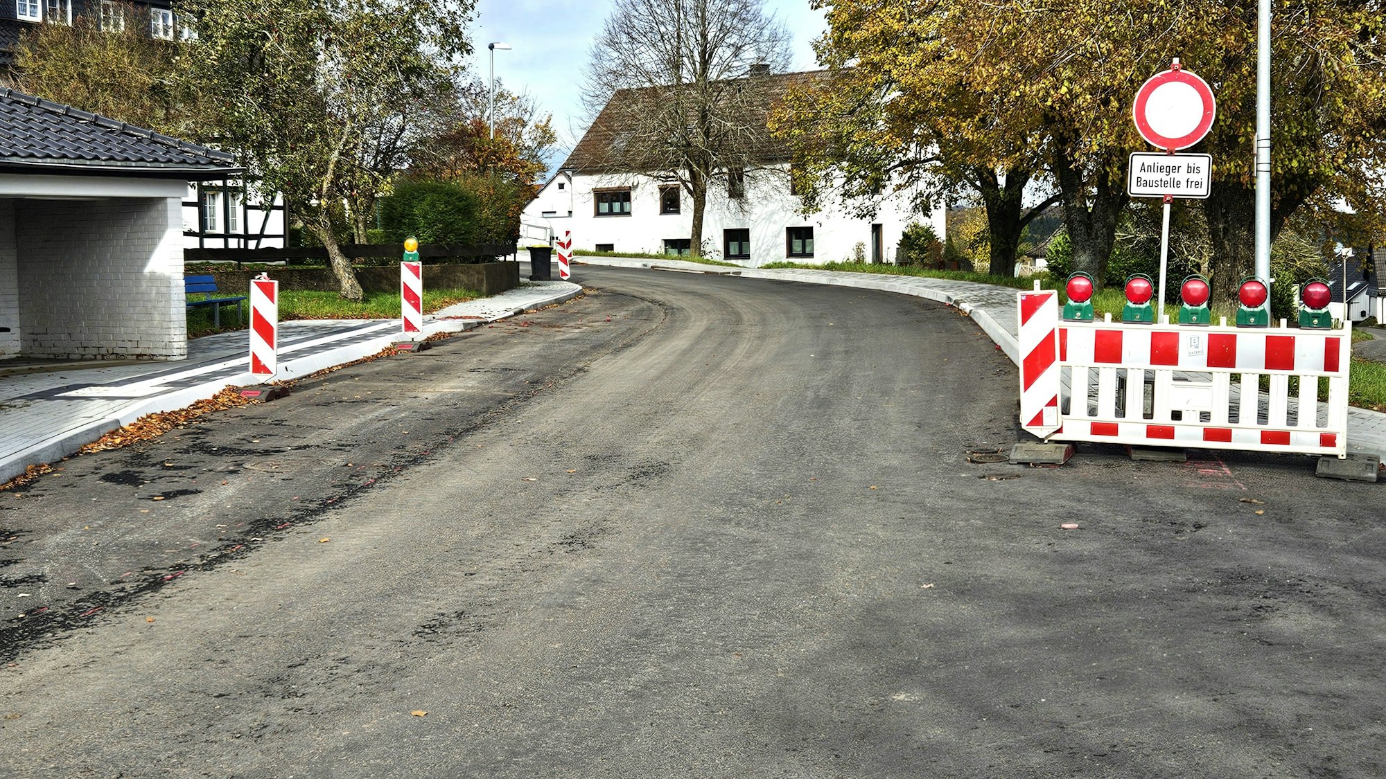 Das Foto zeigt einen Teil der Ausbaustrecke mit Warnbaken.