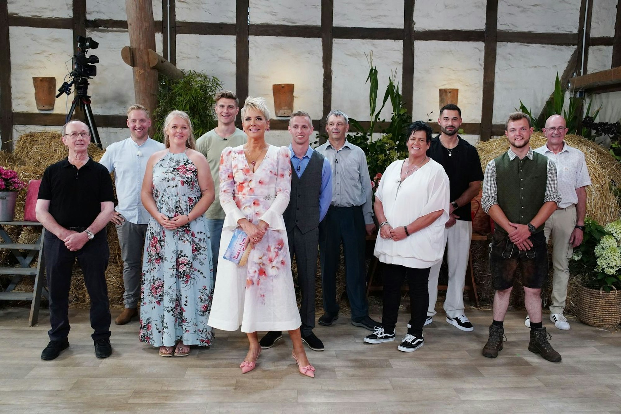Inka Bause begrüßt die Kandidaten der 21. Staffel „Bauer sucht Frau“. (Bild: RTL / Stefan Gregorowius)