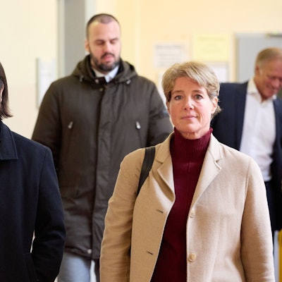 Das Bild zeigt Christina Block (r), deutsche Gastronomin und Unternehmerin, und ihren Anwalt Ingo Bott, Verteidiger von Block, während einer Pause des Prozesses wegen mutmaßlicher Kindesentführung den Gerichtssaal im Landgericht Hamburg. Foto: Georg Wendt/dpa
