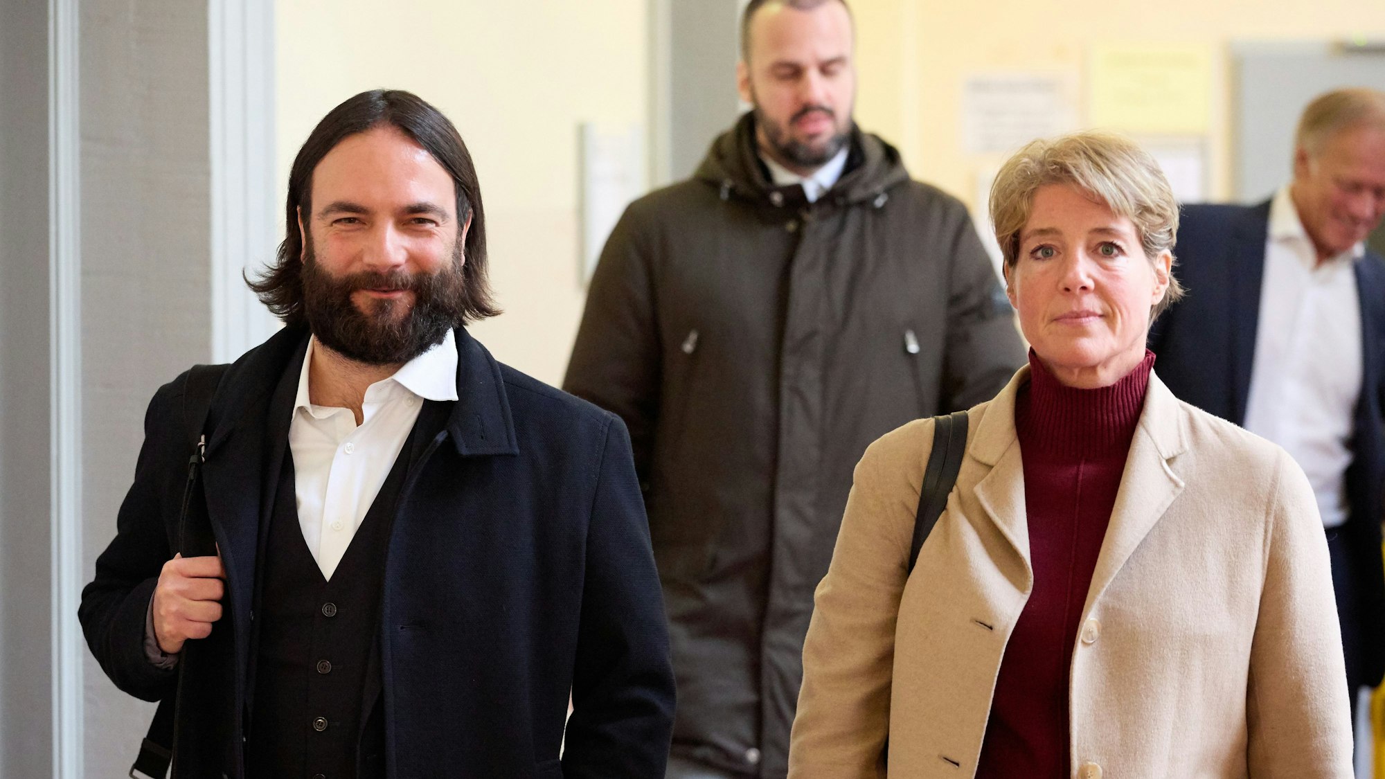 Das Bild zeigt Christina Block (r), deutsche Gastronomin und Unternehmerin, und ihren Anwalt Ingo Bott, Verteidiger von Block, während einer Pause des Prozesses wegen mutmaßlicher Kindesentführung den Gerichtssaal im Landgericht Hamburg. Foto: Georg Wendt/dpa