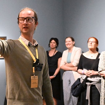 Der Künstler Carl Brandi führt als die Kunstfigur Joseph Langelinck, durch die Sammlung des Kunstpalastes. Als „Grumpy Guide“ beschimpft er die Museumsbesucher dabei. (Archivbild)