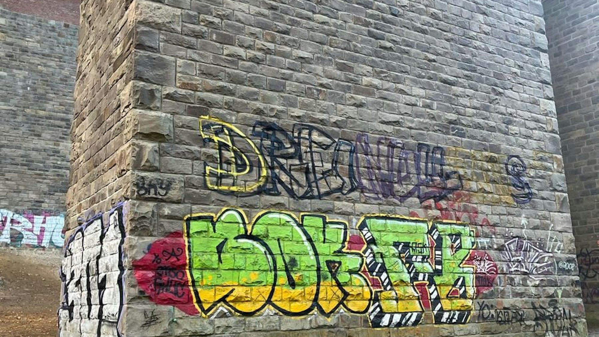 Das von den Sprayern hinterlassene Graffiti an einem Brückenpfeiler.