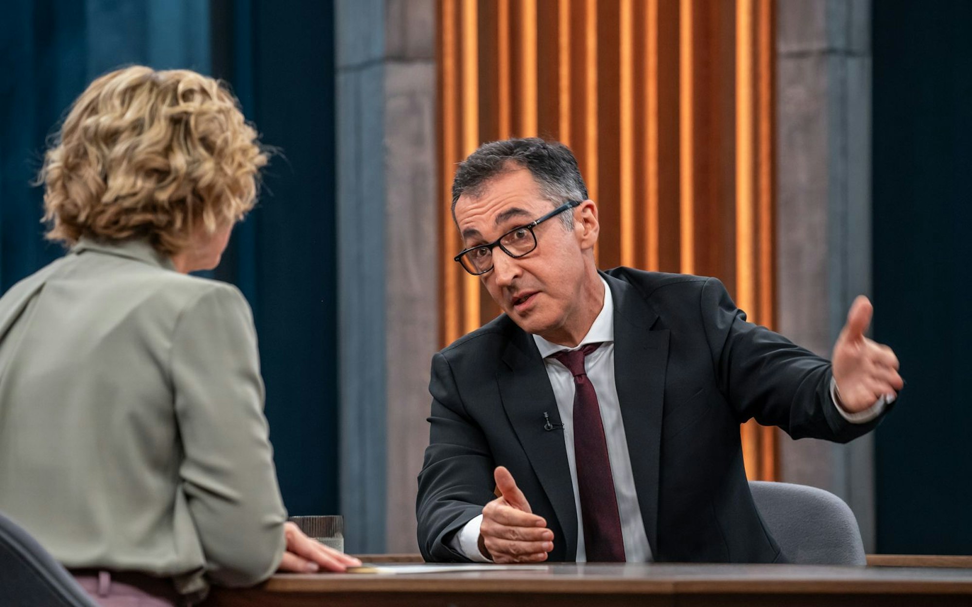 Cem Özdemir gab sich bei „Caren Miosga“ optimistisch. (Bild: ARD / Thomas Ernst)